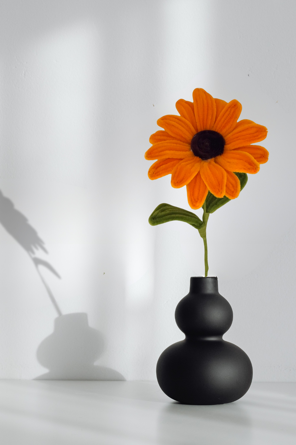 Girasole in scovolini fatta a mano da Made By Hand, 34 cm, esposta in vaso decorativo – fiore artigianale realizzato in Italia, idea regalo floreale sostenibile.