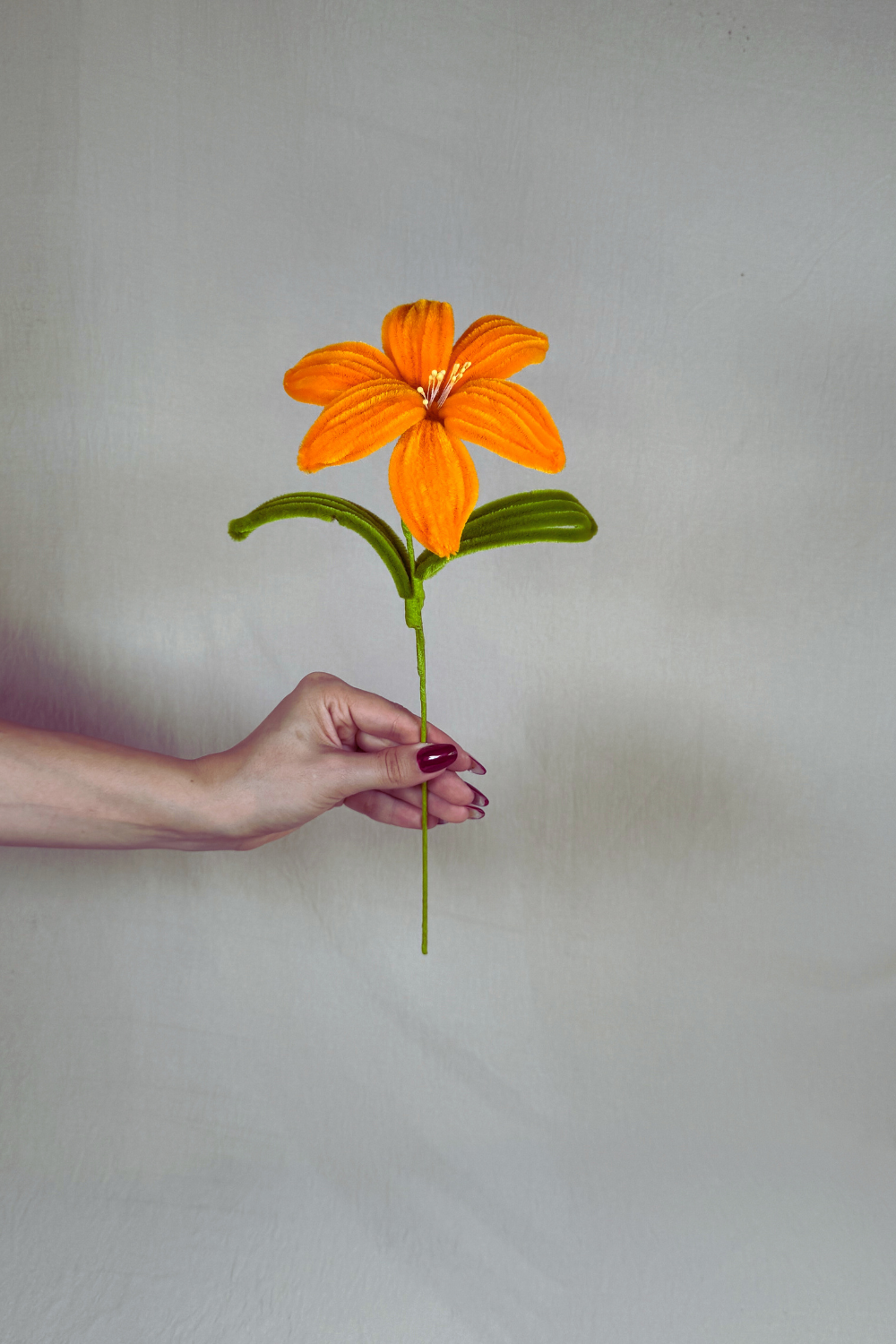 Giglio arancione in scovolini fatto a mano 34 cm – fiore artigianale decorativo realizzato in Italia da Made By Hand.