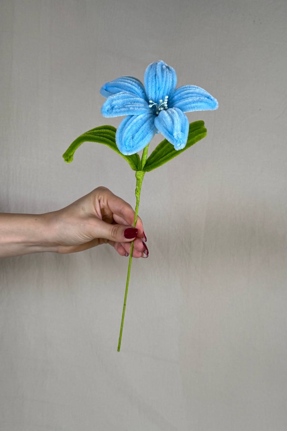 Giglio azzurro in scovolini fatto a mano 34 cm – fiore artigianale decorativo realizzato in Italia da Made By Hand.