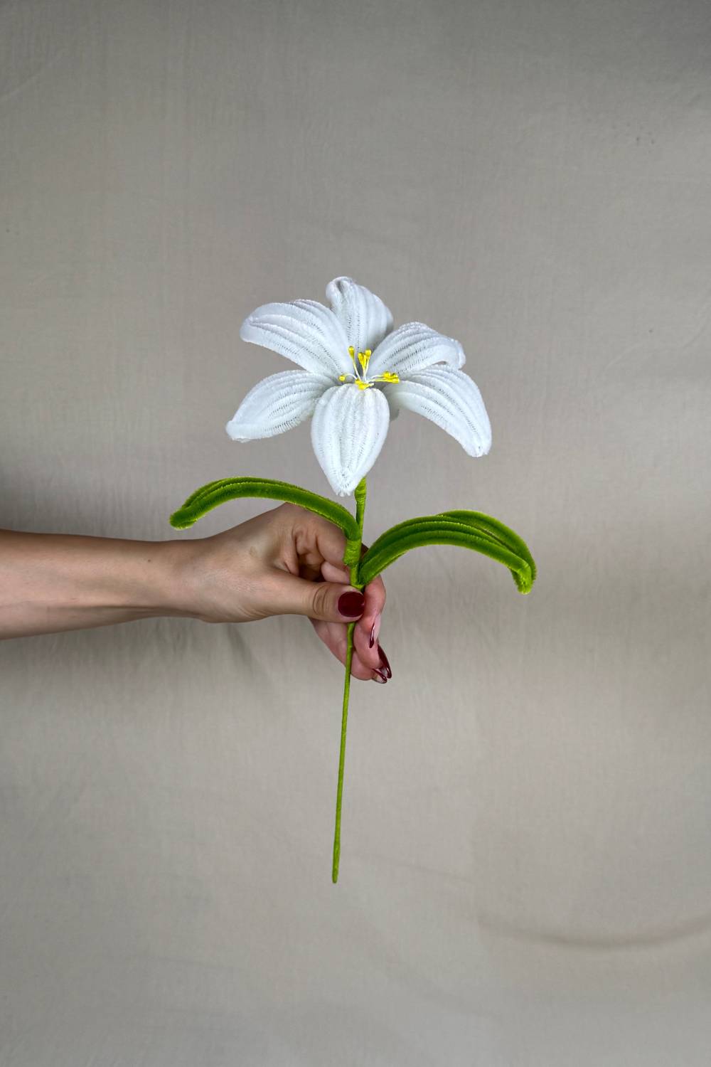 Giglio bianco in scovolini fatto a mano 34 cm – fiore artigianale decorativo realizzato in Italia da Made By Hand.