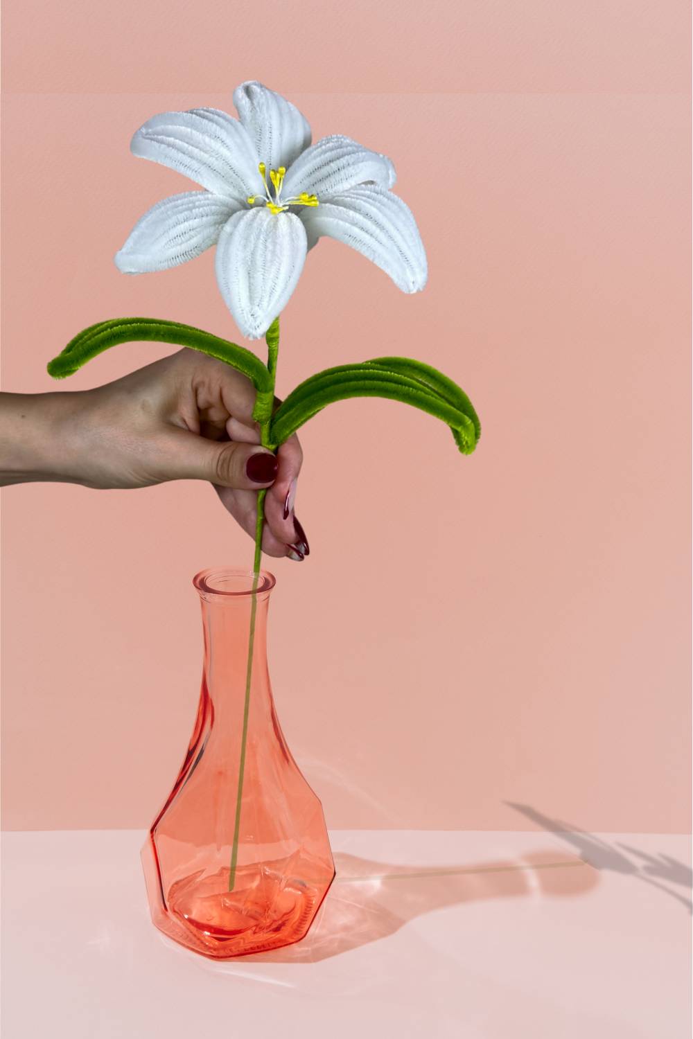 Giglio bianco in scovolini in un vaso di vetro arancione su sfondo pesca - il fiore è fatto a mano 34 cm – fiore artigianale decorativo realizzato in Italia da Made By Hand.
