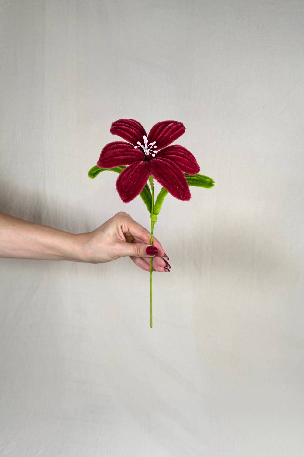 Giglio bordeaux in scovolini fatto a mano 34 cm – fiore artigianale decorativo realizzato in Italia da Made By Hand, che crea fiori con scovolini