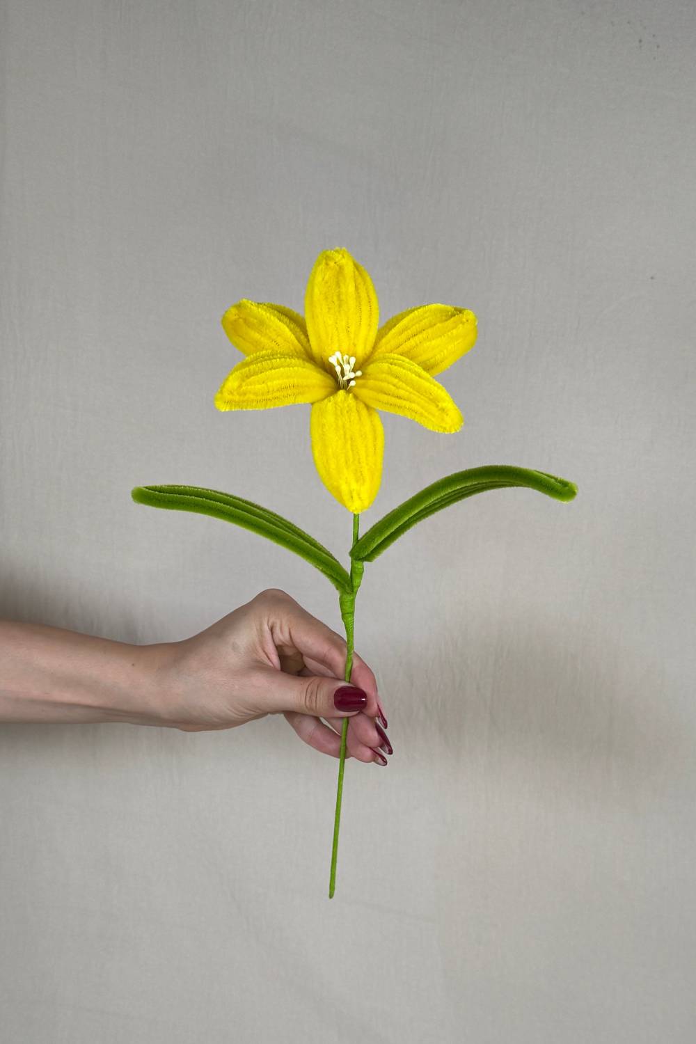 Giglio giallo in scovolini fatto a mano 34 cm – fiore artigianale decorativo realizzato in Italia da Made By Hand, che crea fiori con scovolini