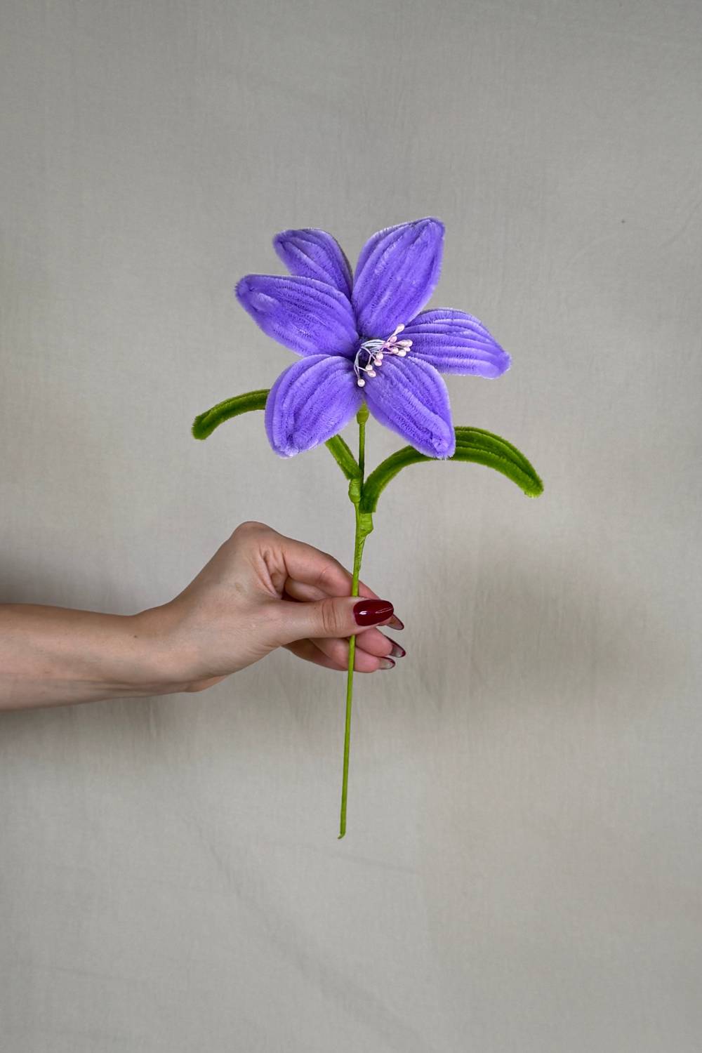 Giglio lilla in scovolini fatto a mano 34 cm – fiore artigianale decorativo realizzato in Italia da Made By Hand, che crea fiori con scovolini