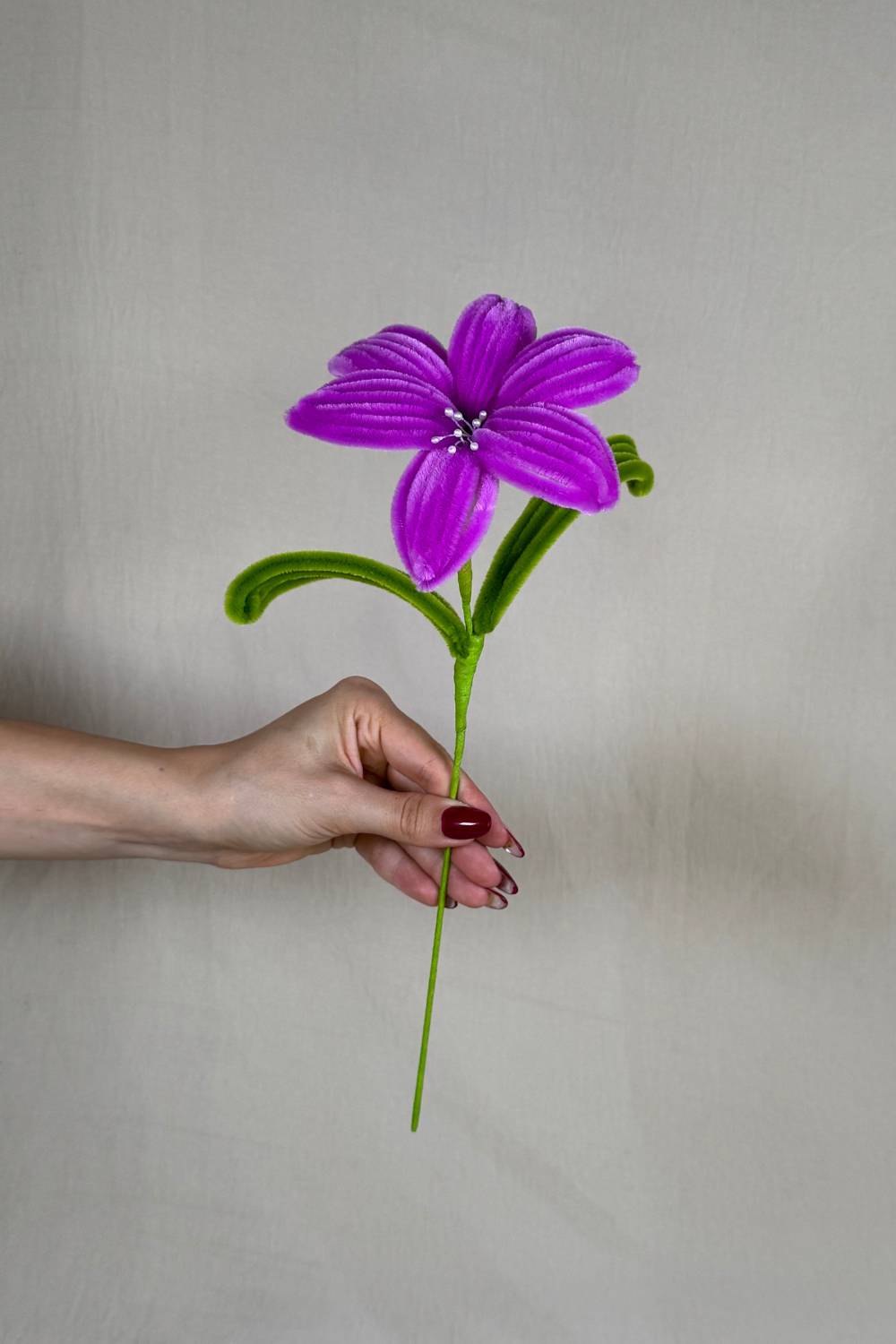 Giglio magenta in scovolini fatto a mano 34 cm – fiore artigianale decorativo realizzato in Italia da Made By Hand.