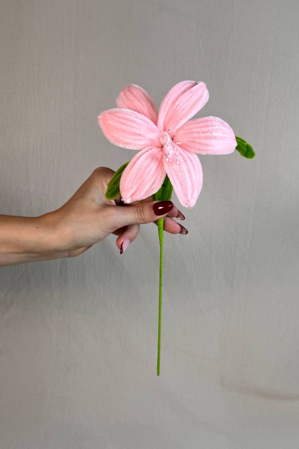 Giglio rosa in scovolini fatto a mano 34 cm – fiore artigianale decorativo realizzato in Italia da Made By Hand.