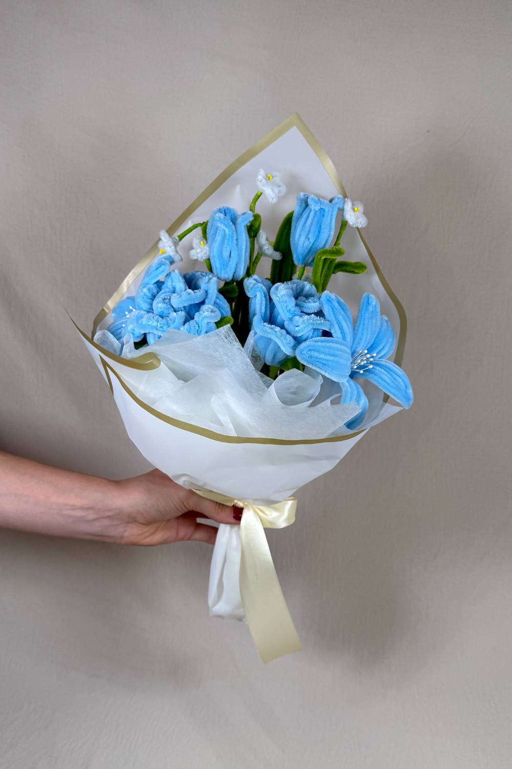 Mazzo di fiori Grande - Large Bouquet fatto a mano in Scovolini 34 cm di MadeByHand colore insieme di fiori di colore azzurro