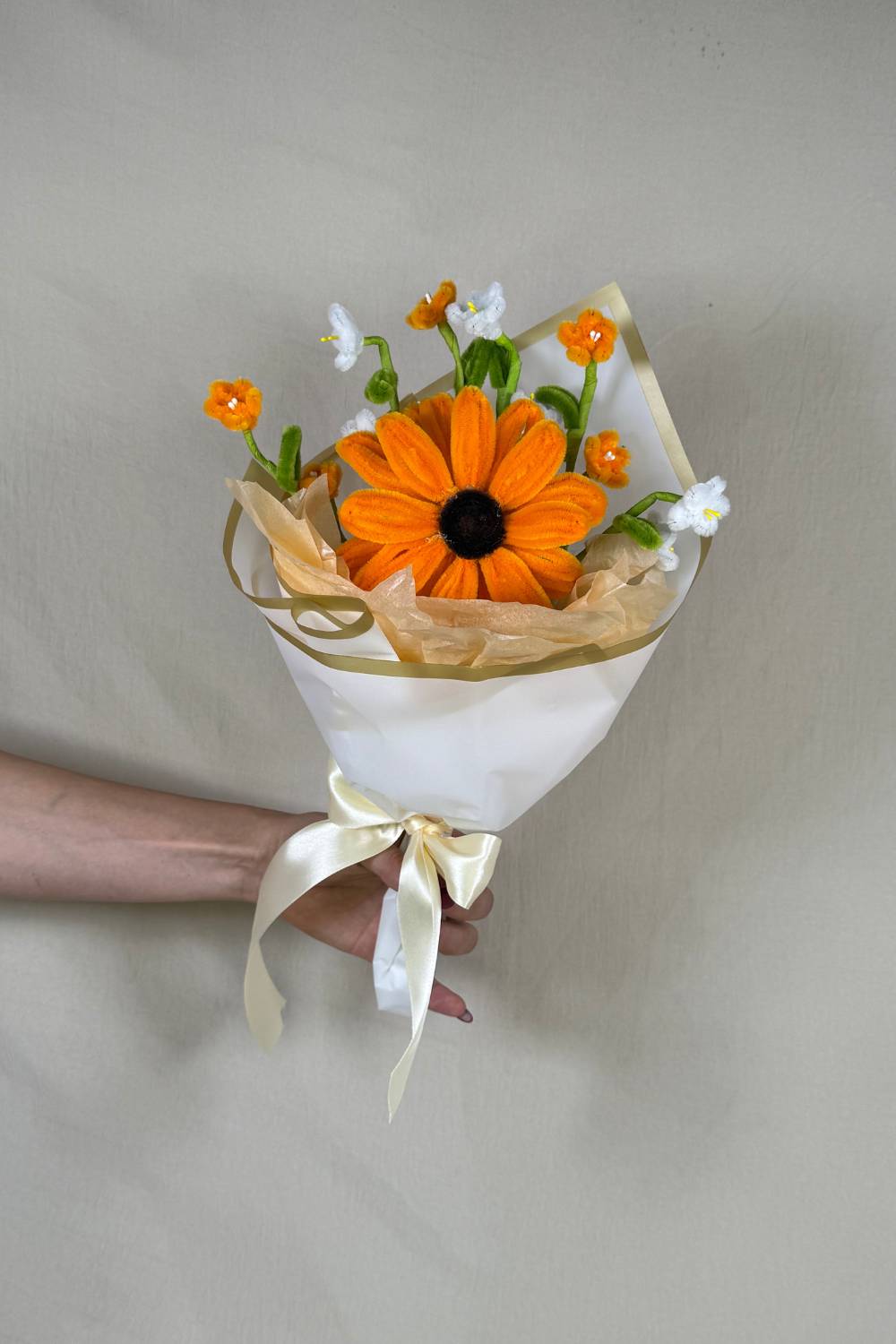 Mazzo di Girasoli - Sunflower Bouquet fatto a mano in Scovolini 34 cm di MadeByHand colore insieme di fiori di colore arancione e bianco