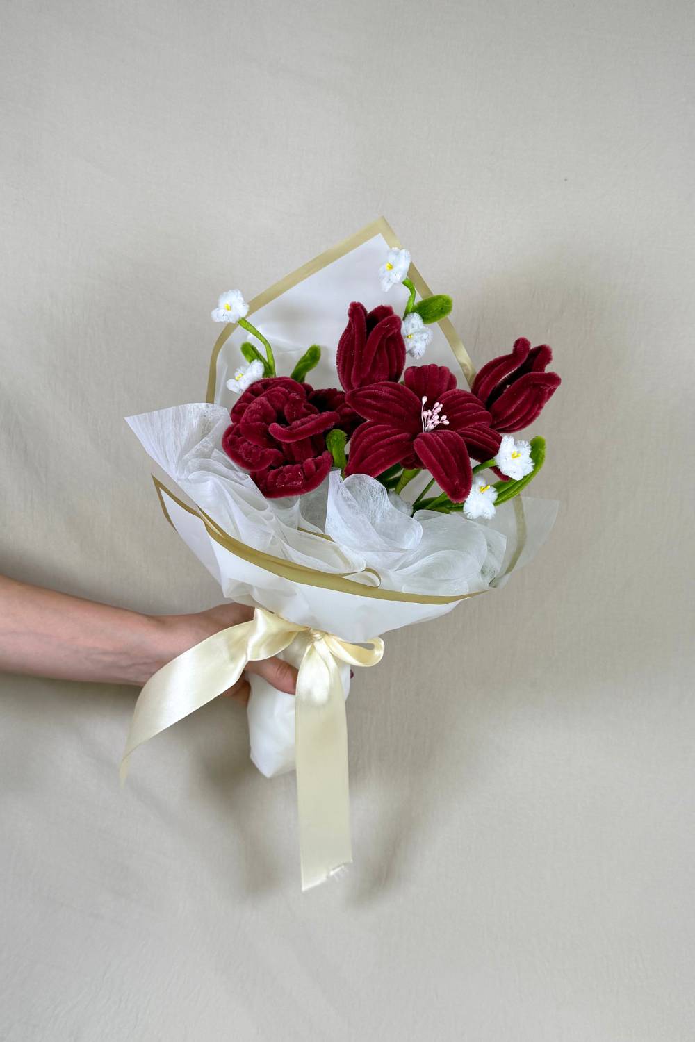 Mazzo di fiori Medio -Medium Bouquet fatto a mano in Scovolini 34 cm di MadeByHand colore insieme di fiori di colore bordeaux