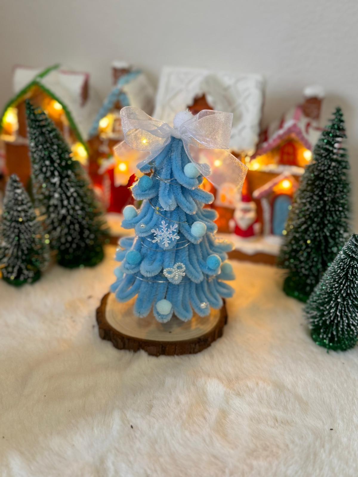 Mini albero di Natale fatto a mano da Made By Hand Italia, decorazione natalizia artigianale