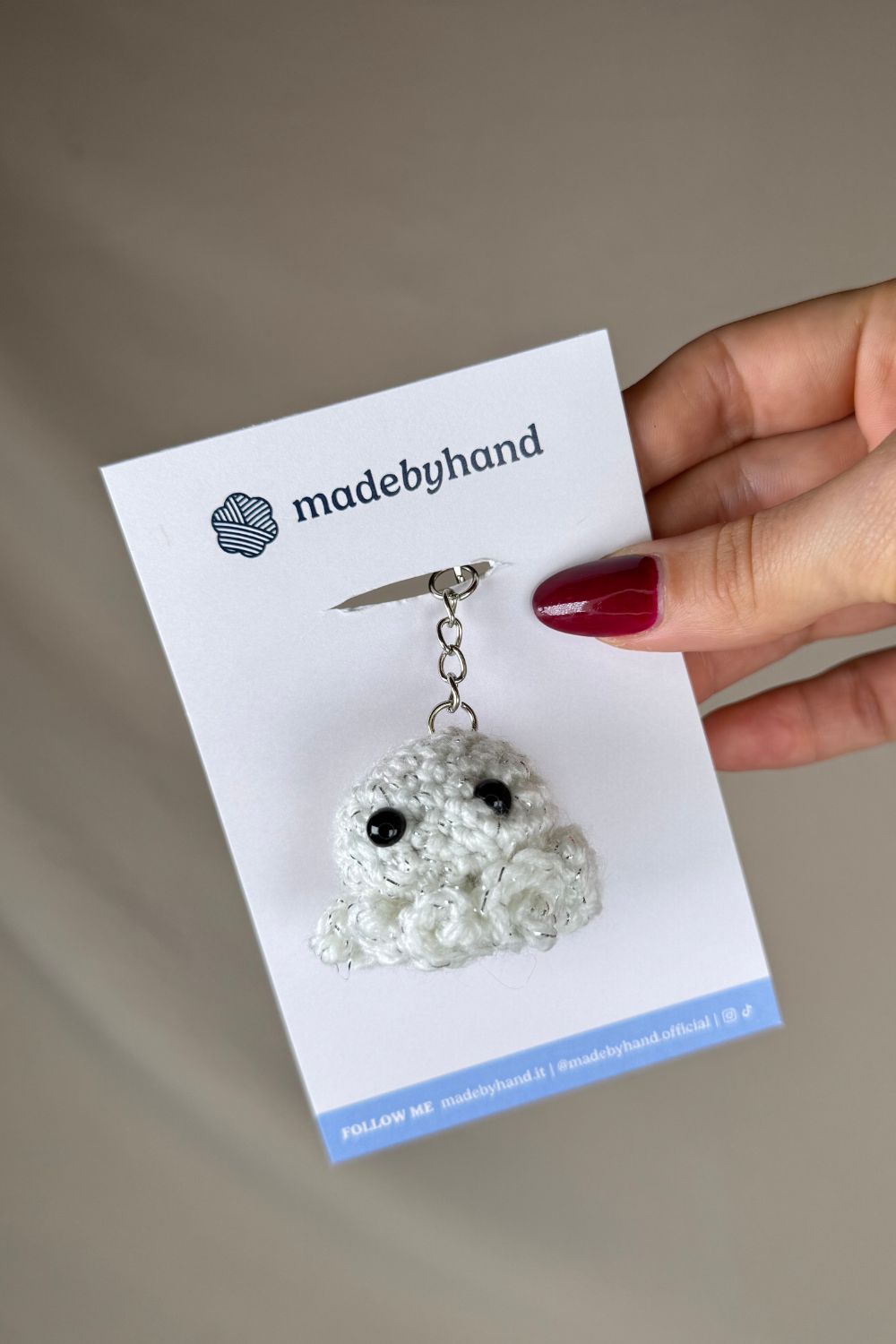 Portachiavi Polpetto all’uncinetto bianco fatto a mano in Italia da Made By Hand, piccolo polpo bianco artigianale realizzato all’uncinetto, idea regalo simpatica e originale.