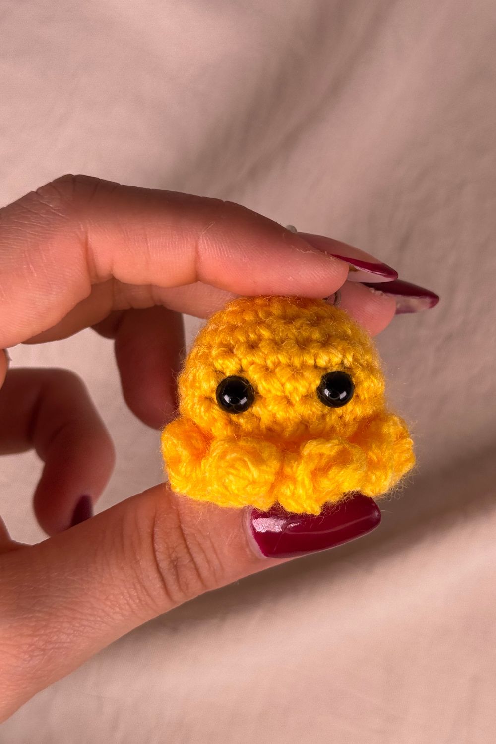 Portachiavi Polpetto all’uncinetto giallo fatto a mano in Italia da Made By Hand, piccolo polpo giallo artigianale realizzato all’uncinetto, idea regalo simpatica e originale.
