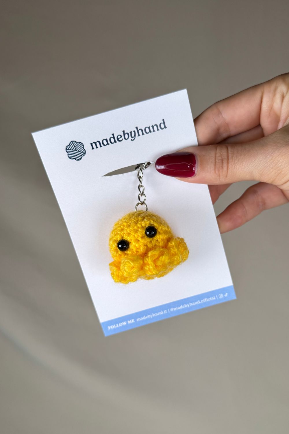 Portachiavi Polpetto all’uncinetto giallo fatto a mano in Italia da Made By Hand, piccolo polpo giallo artigianale realizzato all’uncinetto, idea regalo simpatica e originale.