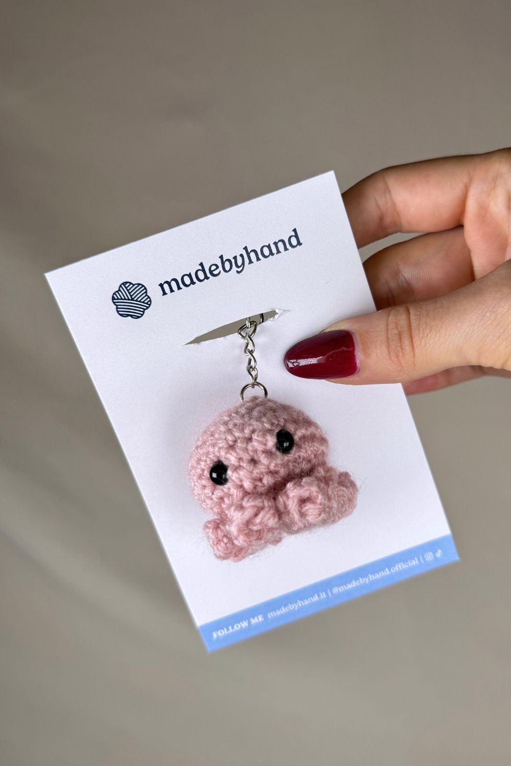 Portachiavi Polpetto all’uncinetto rosa fatto a mano in Italia da Made By Hand, piccolo polpo rosa artigianale realizzato all’uncinetto, idea regalo simpatica e originale.