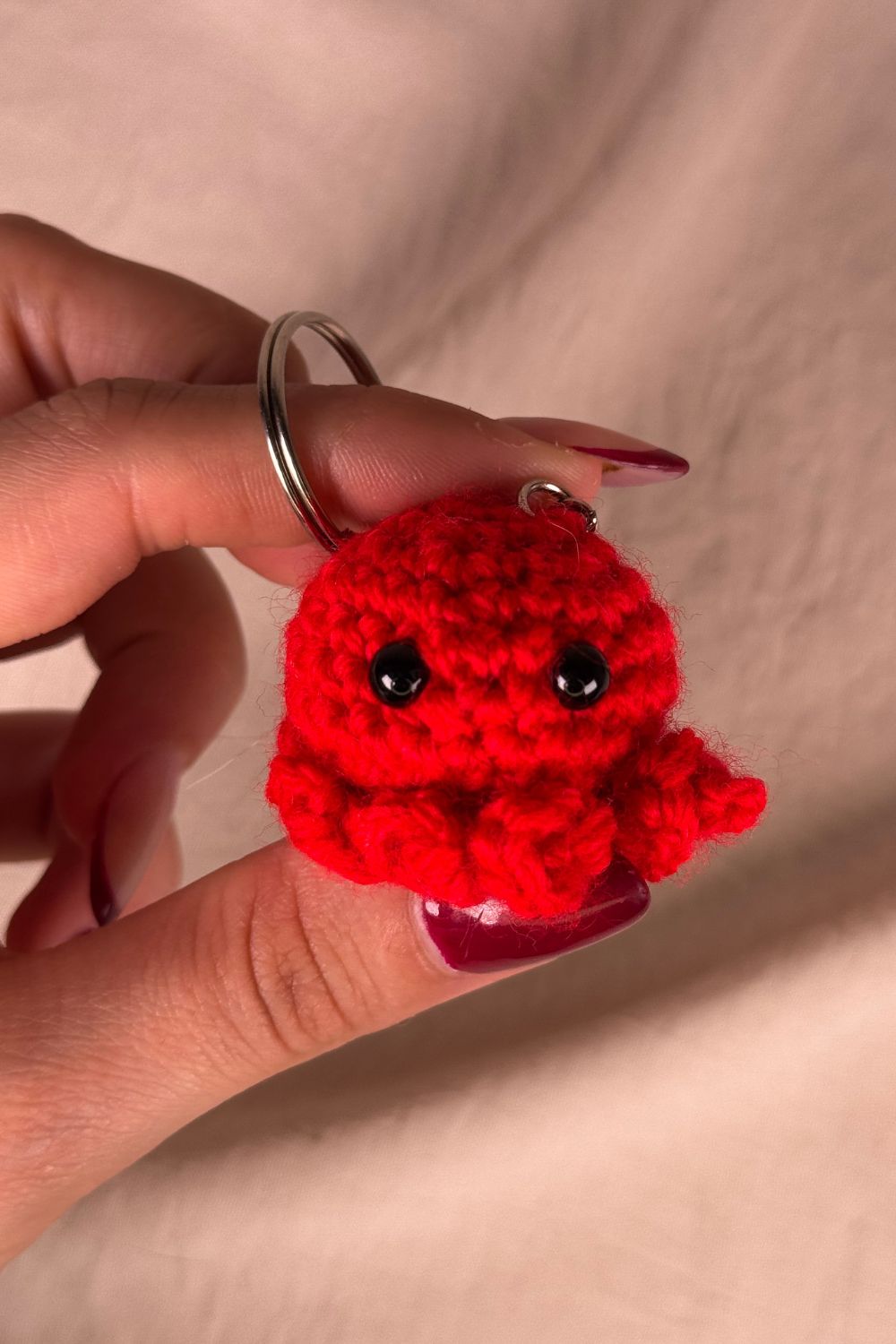 Portachiavi Polpetto all’uncinetto rosso fatto a mano in Italia da Made By Hand, piccolo polpo rosso artigianale realizzato all’uncinetto, idea regalo simpatica e originale.