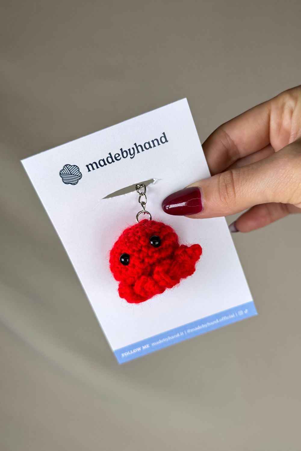 Portachiavi Polpetto all’uncinetto rosso fatto a mano in Italia da Made By Hand, piccolo polpo rosso artigianale realizzato all’uncinetto, idea regalo simpatica e originale.
