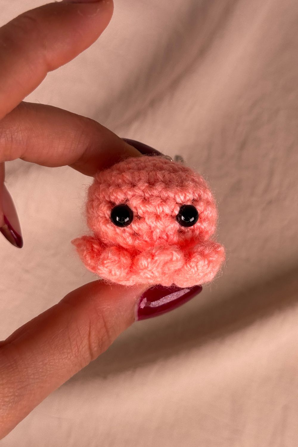 Portachiavi Polpetto all’uncinetto salmone fatto a mano in Italia da Made By Hand, piccolo polpo salmone artigianale realizzato all’uncinetto, idea regalo simpatica e originale.