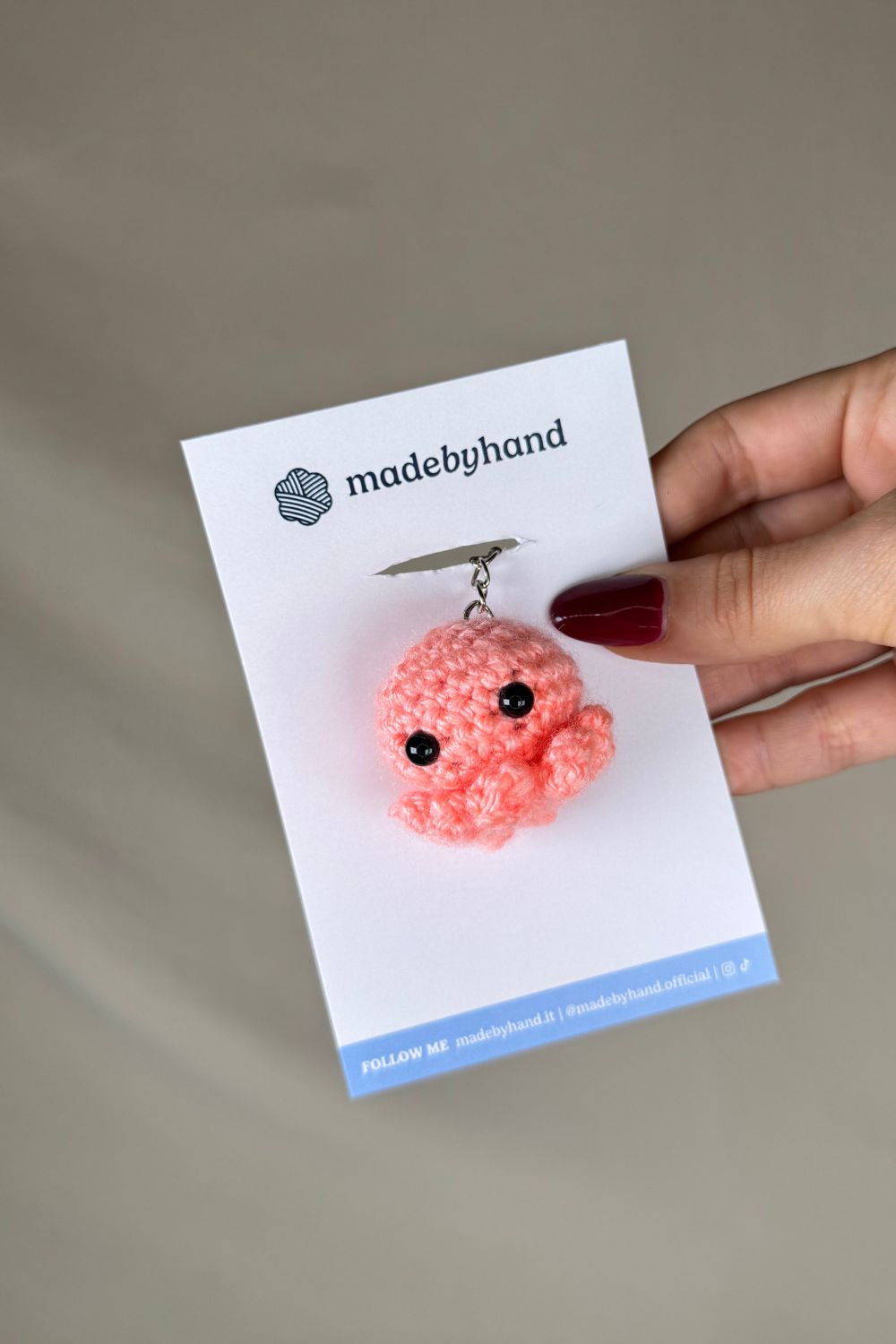 Portachiavi Polpetto all’uncinetto salmone fatto a mano in Italia da Made By Hand, piccolo polpo salmone artigianale realizzato all’uncinetto, idea regalo simpatica e originale.