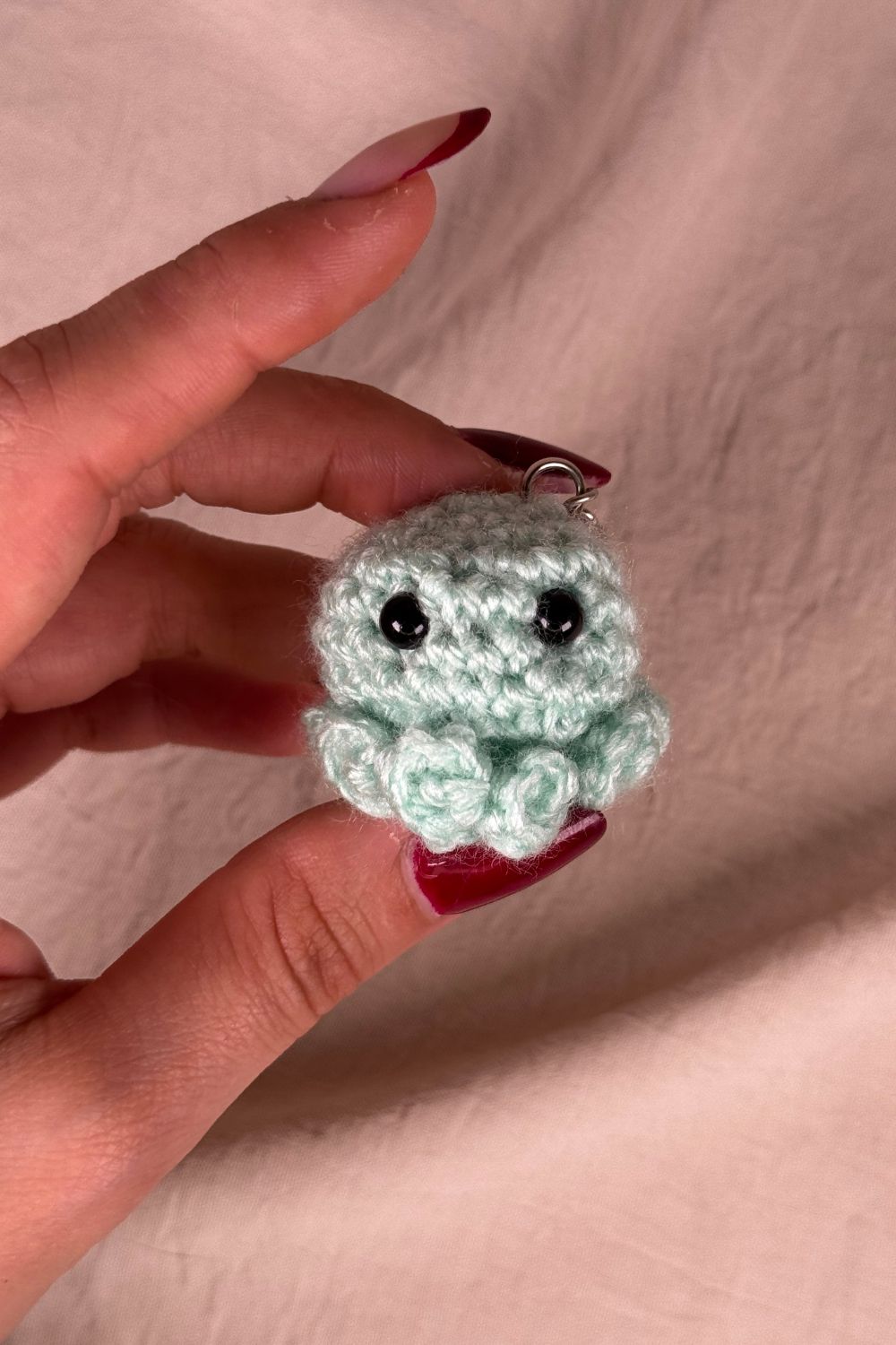 Portachiavi Polpetto all’uncinetto salmone fatto a mano in Italia da Made By Hand, piccolo polpo salmone artigianale realizzato all’uncinetto, idea regalo simpatica e originale.