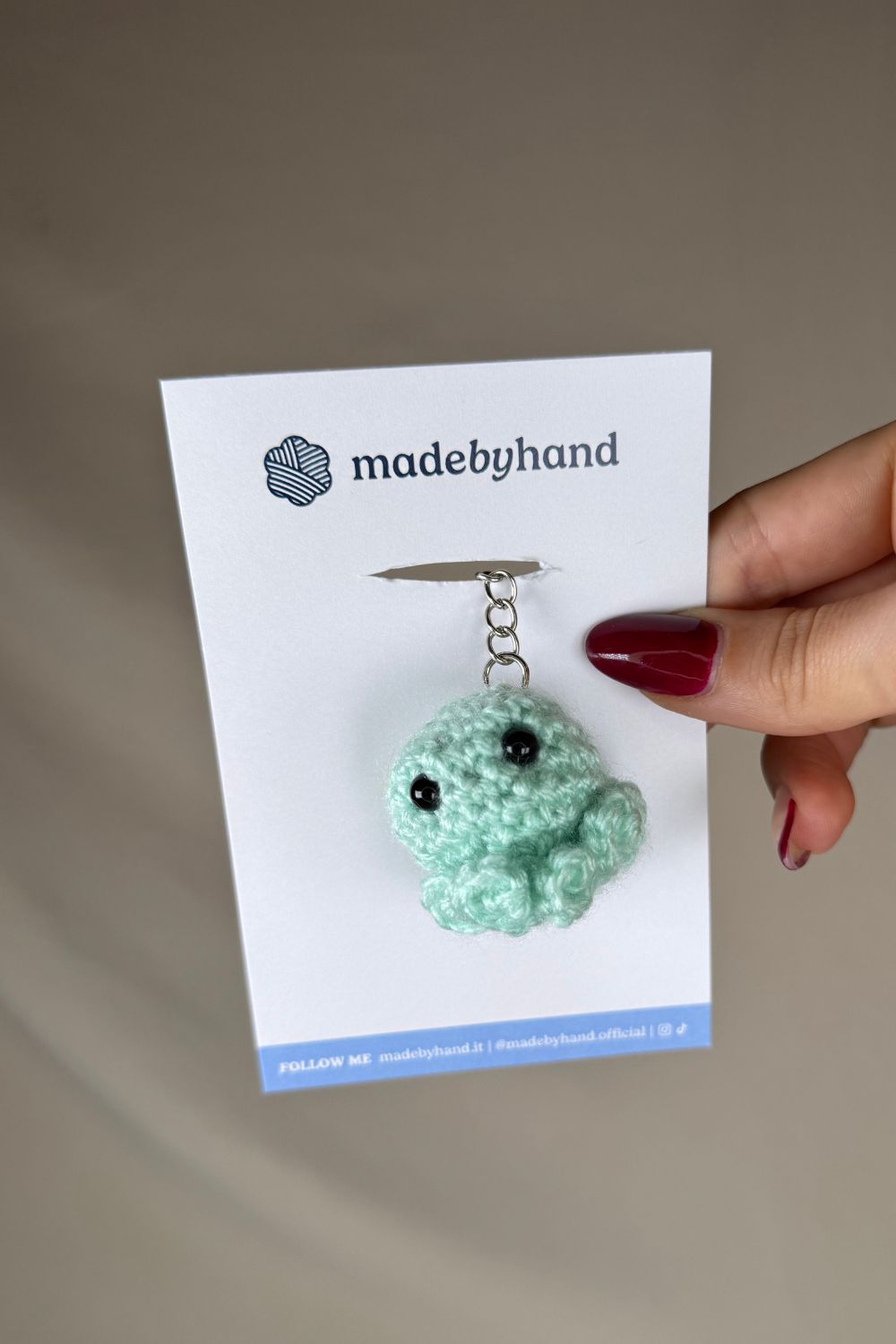 Portachiavi Polpetto all’uncinetto tiffany fatto a mano in Italia da Made By Hand, piccolo polpo tiffany artigianale realizzato all’uncinetto, idea regalo simpatica e originale.