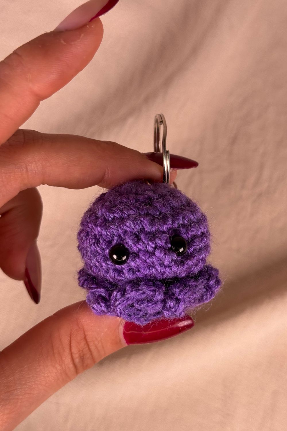 Portachiavi Polpetto all’uncinetto viola fatto a mano in Italia da Made By Hand, piccolo polpo viola artigianale realizzato all’uncinetto, idea regalo simpatica e originale.