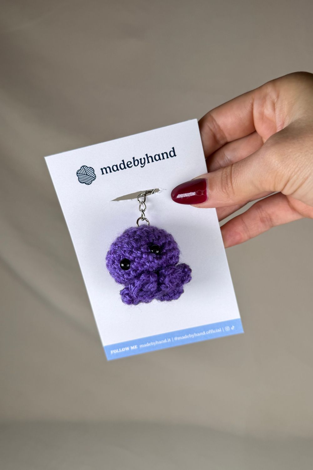 Portachiavi Polpetto all’uncinetto viola fatto a mano in Italia da Made By Hand, piccolo polpo viola artigianale realizzato all’uncinetto, idea regalo simpatica e originale.
