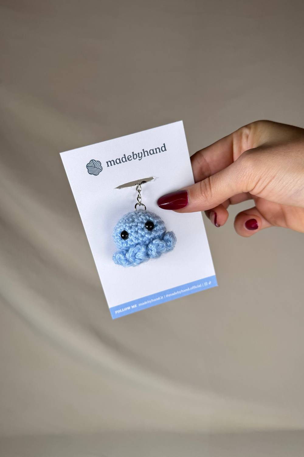 Portachiavi Polpetto all’uncinetto azzurro fatto a mano in Italia da Made By Hand, piccolo polpo azzurro artigianale realizzato all’uncinetto, idea regalo simpatica e originale.