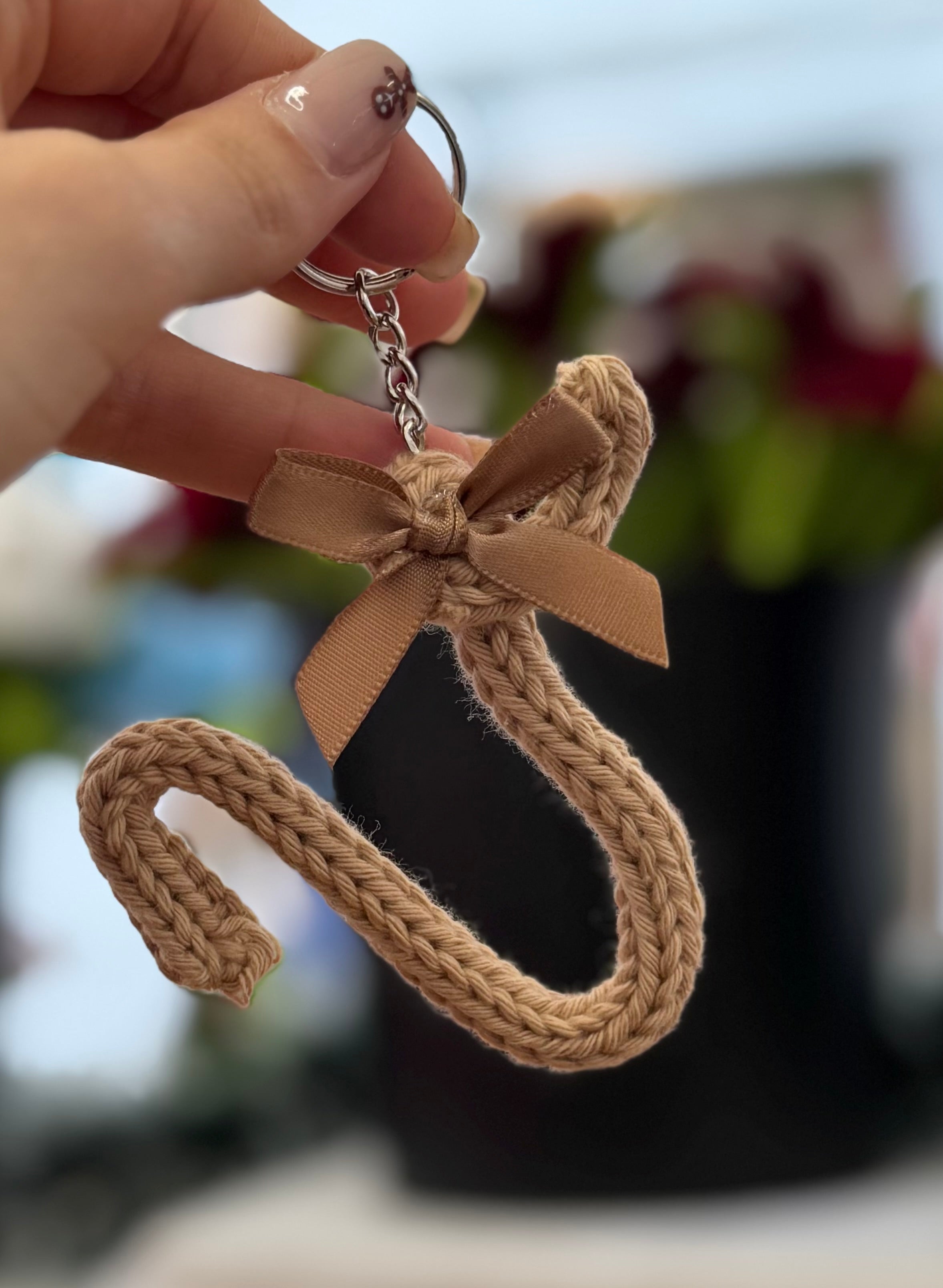 Portachiavi artigianale a forma di lettera B fatto a mano da Made By Hand Italia, idea regalo personalizzata