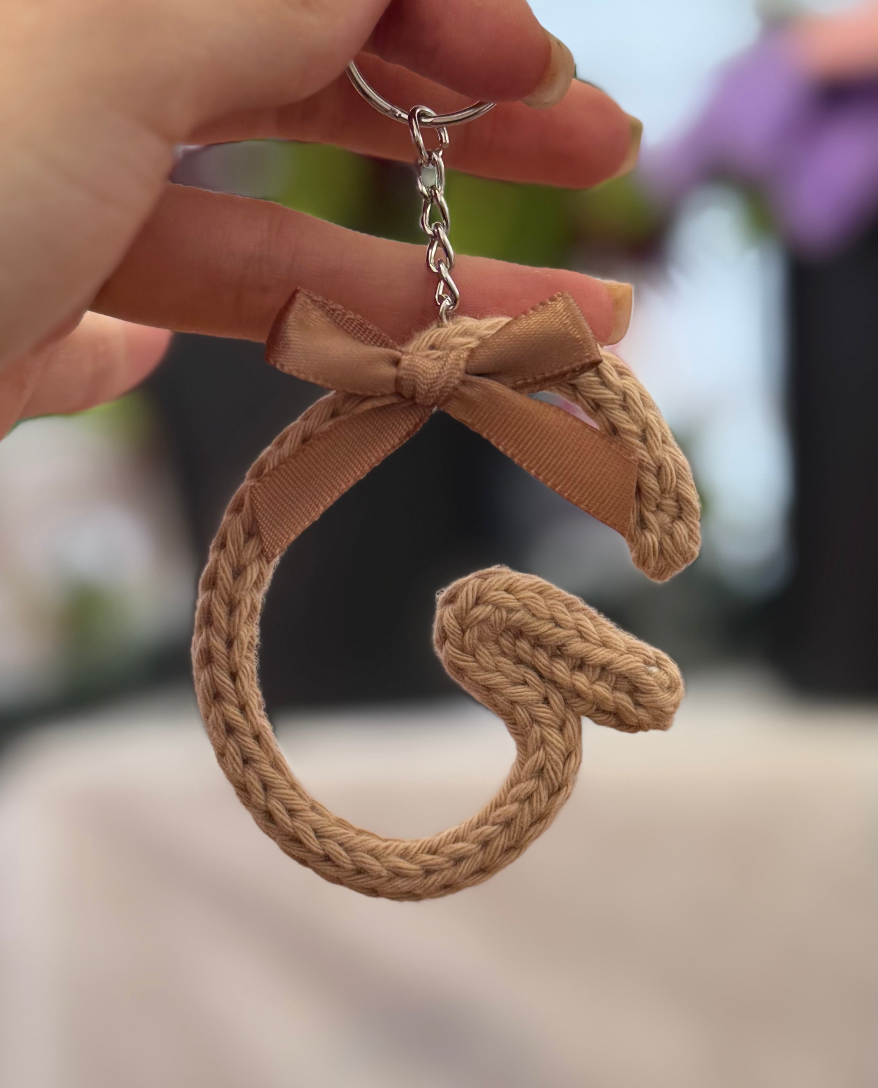 Portachiavi artigianale a forma di lettera g fatto a mano da Made By Hand Italia, idea regalo personalizzata