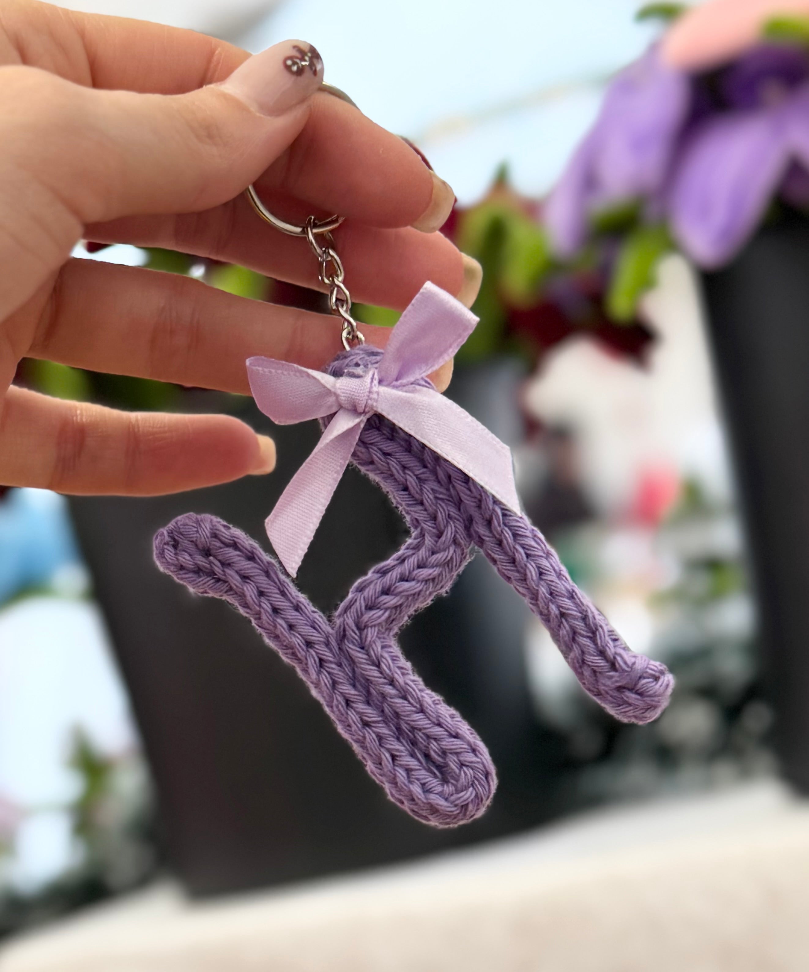 Portachiavi artigianale a forma di lettera h fatto a mano da Made By Hand Italia, regalo personalizzato