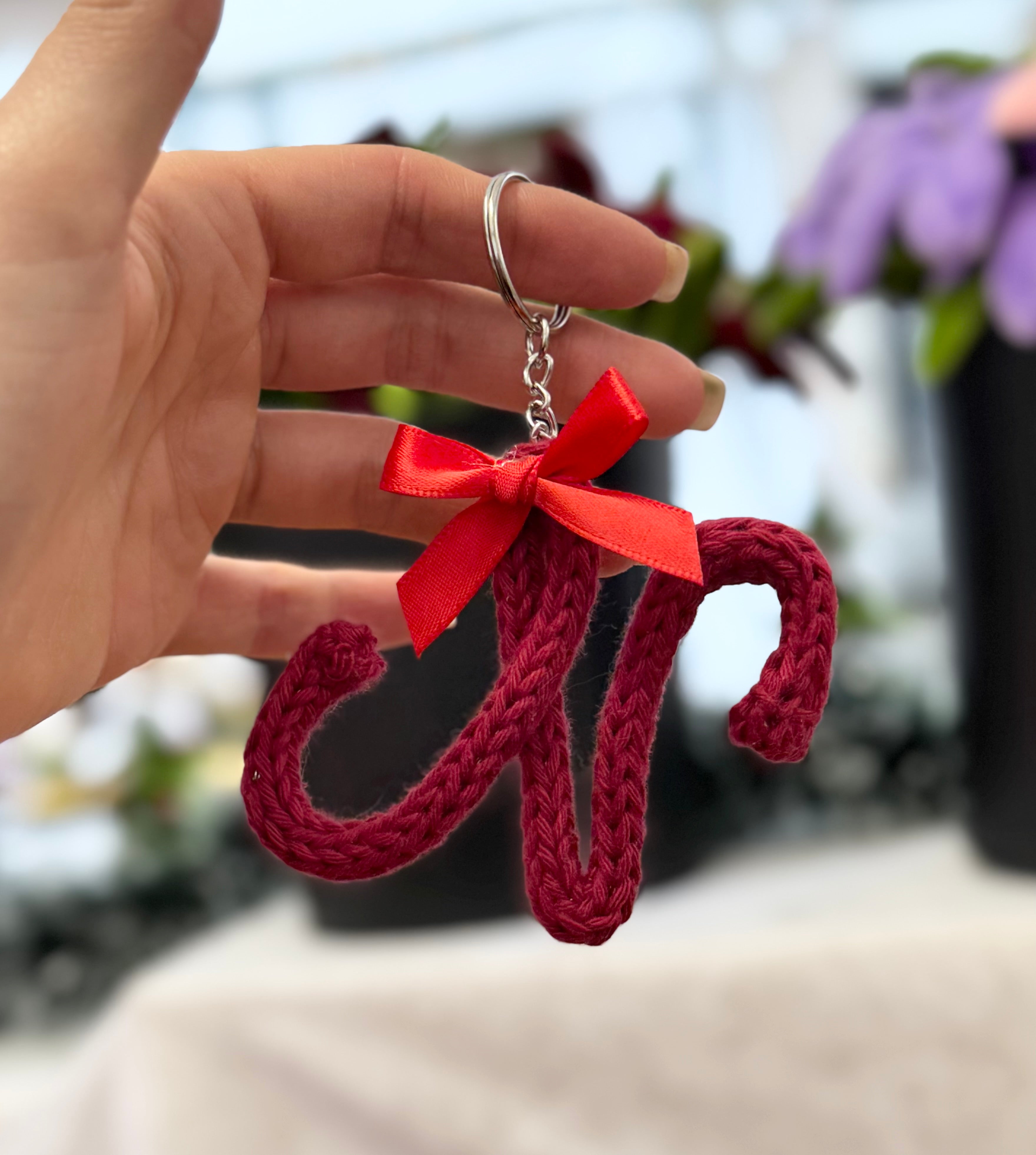 Portachiavi artigianale a forma di lettera n fatto a mano da Made By Hand Italia, regalo personalizzato