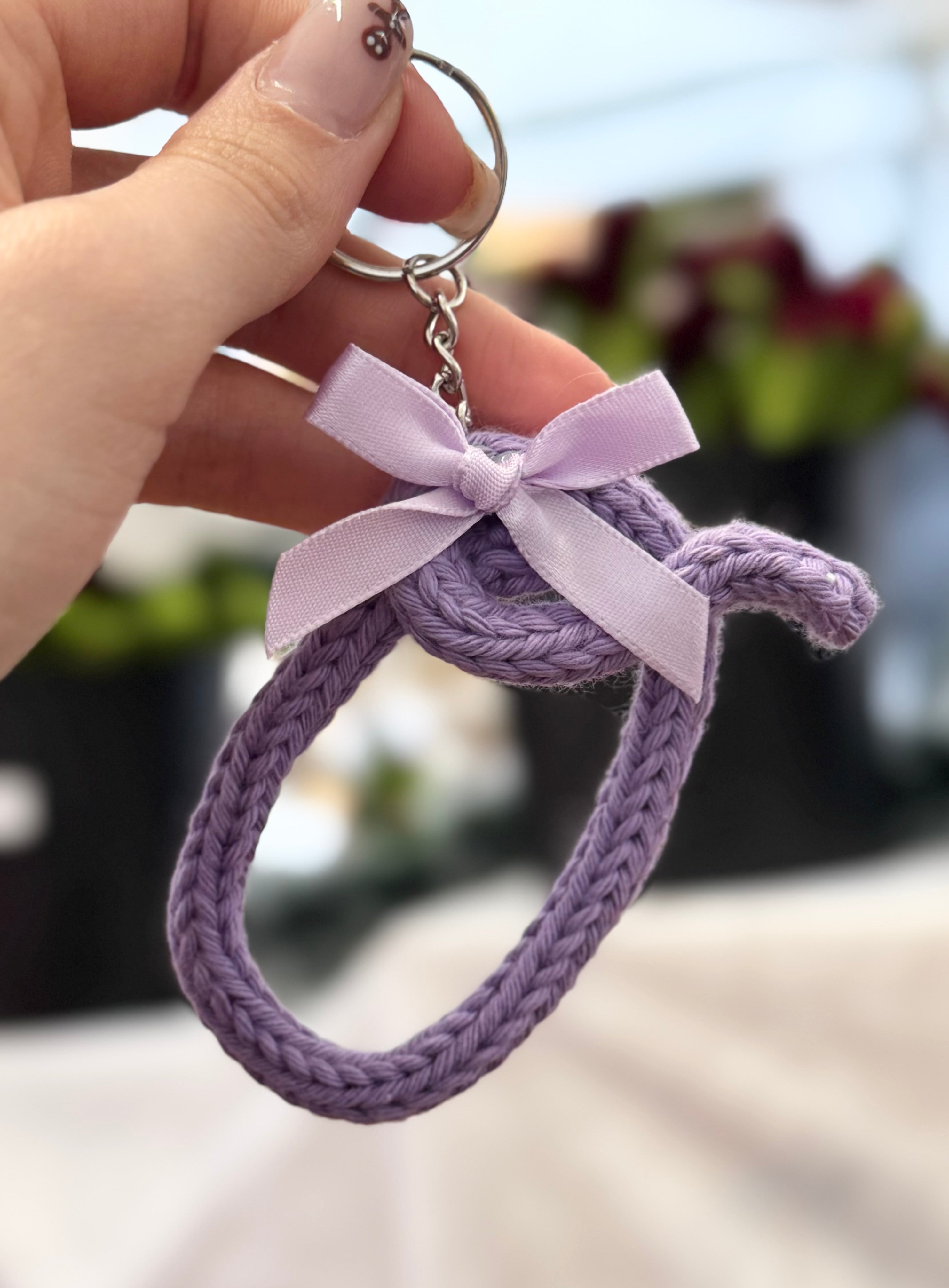 Portachiavi artigianale a forma di lettera o fatto a mano da Made By Hand Italia, regalo personalizzato