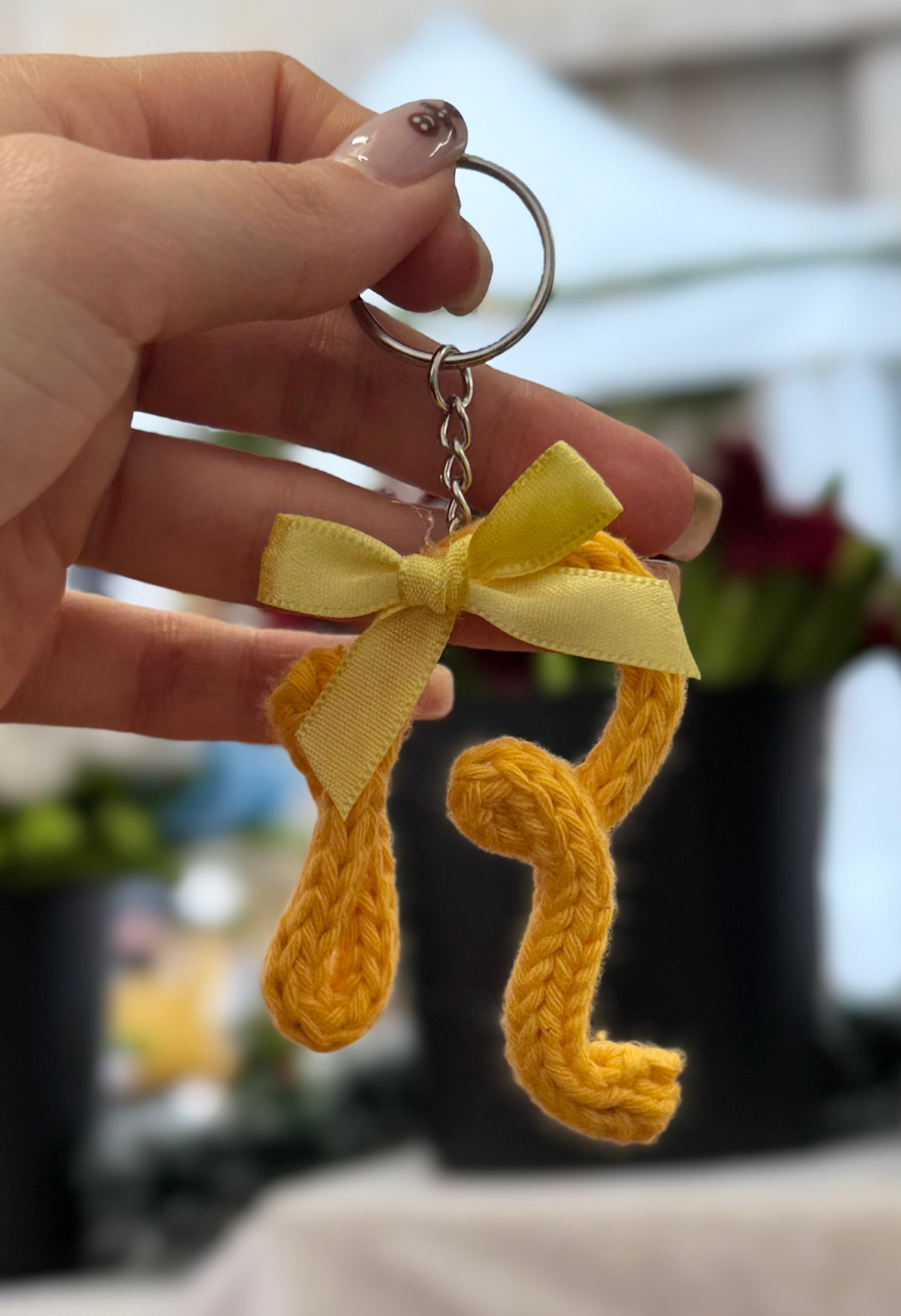 Portachiavi artigianale a forma di lettera r fatto a mano da Made By Hand Italia, regalo personalizzato