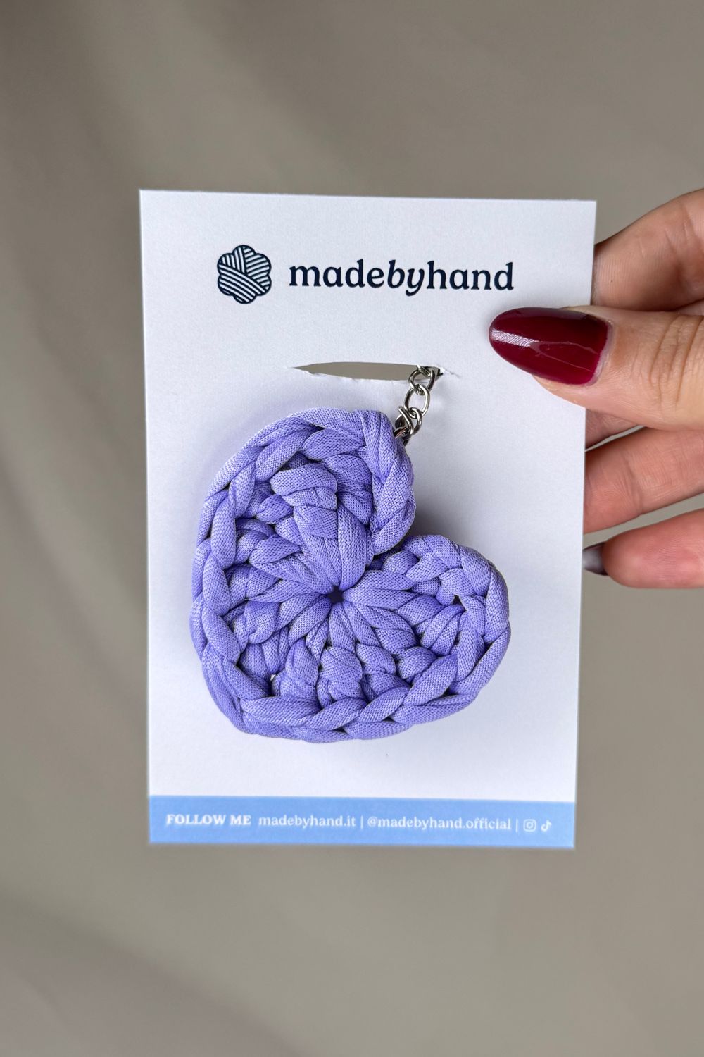 Portachiavi cuore lilla Made By Hand, su cartoncino bianco con logo, delicato e artigianale, perfetto come regalo o bomboniera