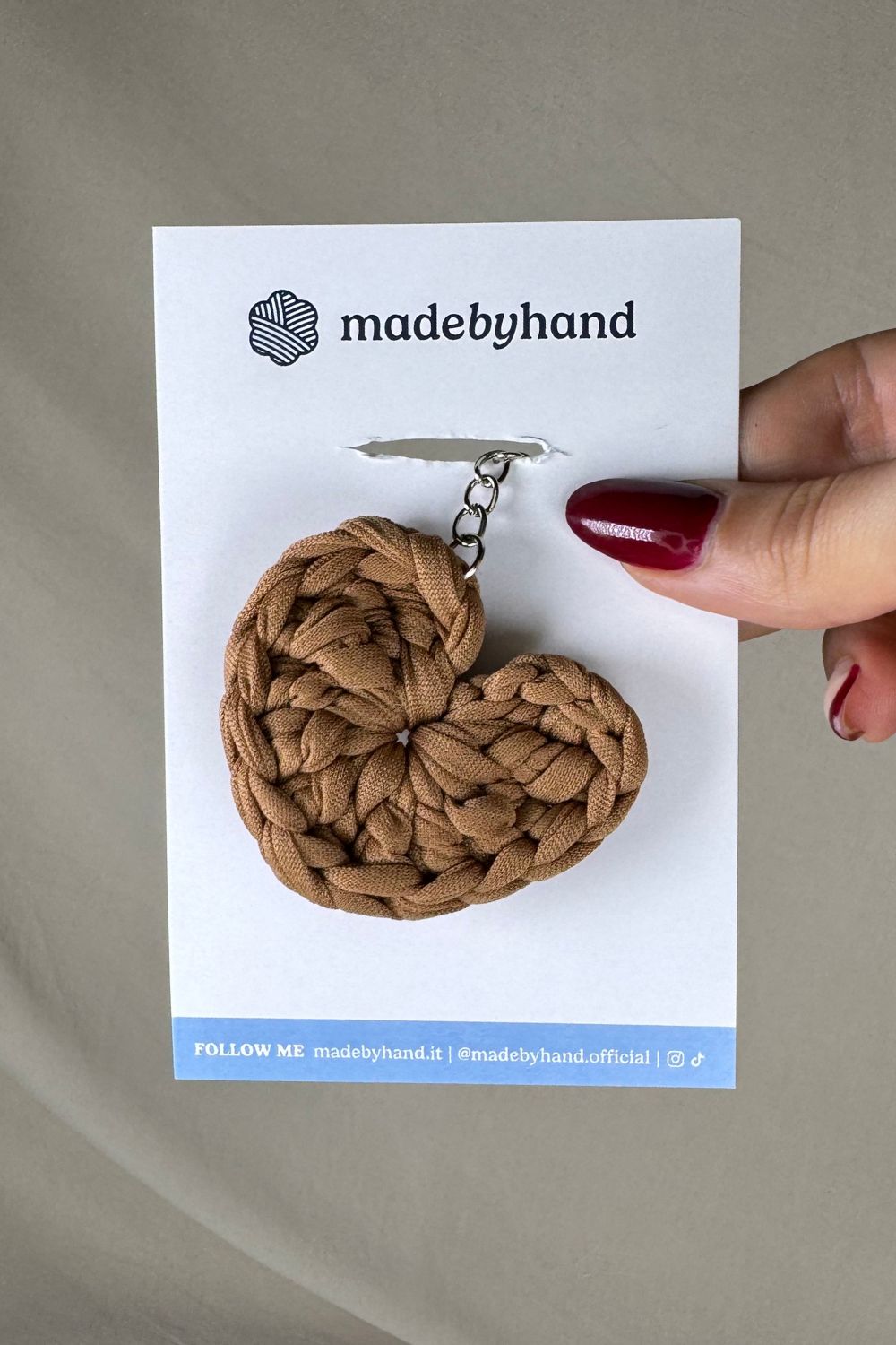Portachiavi cuore nocciola all’uncinetto Made By Hand, confezionato su cartoncino bianco con logo, in stile naturale e minimal