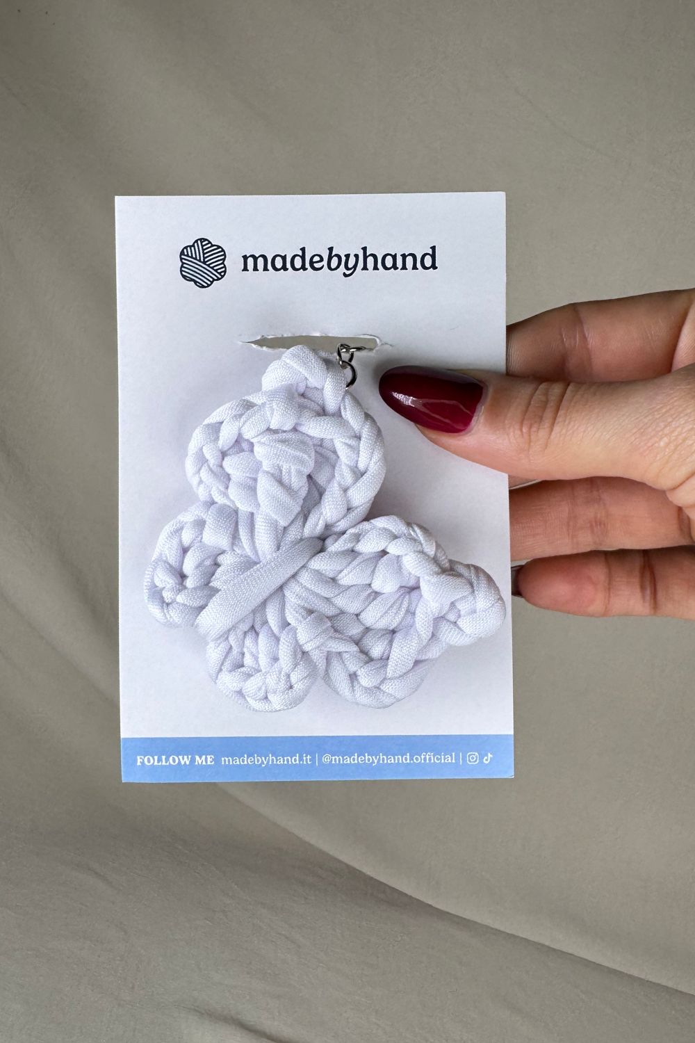 Portachiavi farfalla bianca all’uncinetto Made By Hand, confezionato su cartoncino bianco con logo, perfetto come bomboniera o pensiero artigianale