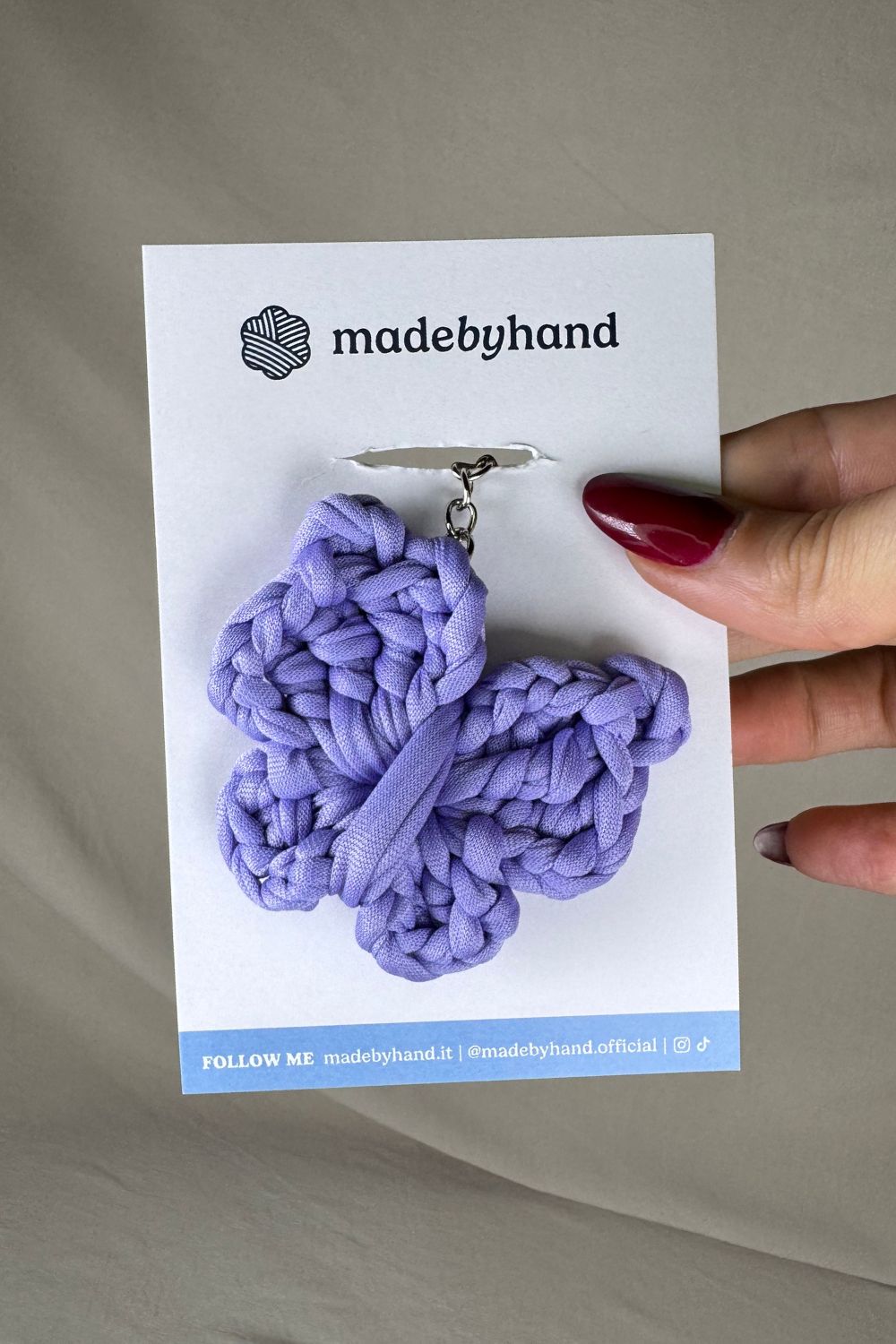 Portachiavi farfalla lilla Made By Hand, in fettuccia all’uncinetto, confezionato su cartoncino bianco con logo, delicato e artigianale, perfetto come bomboniera