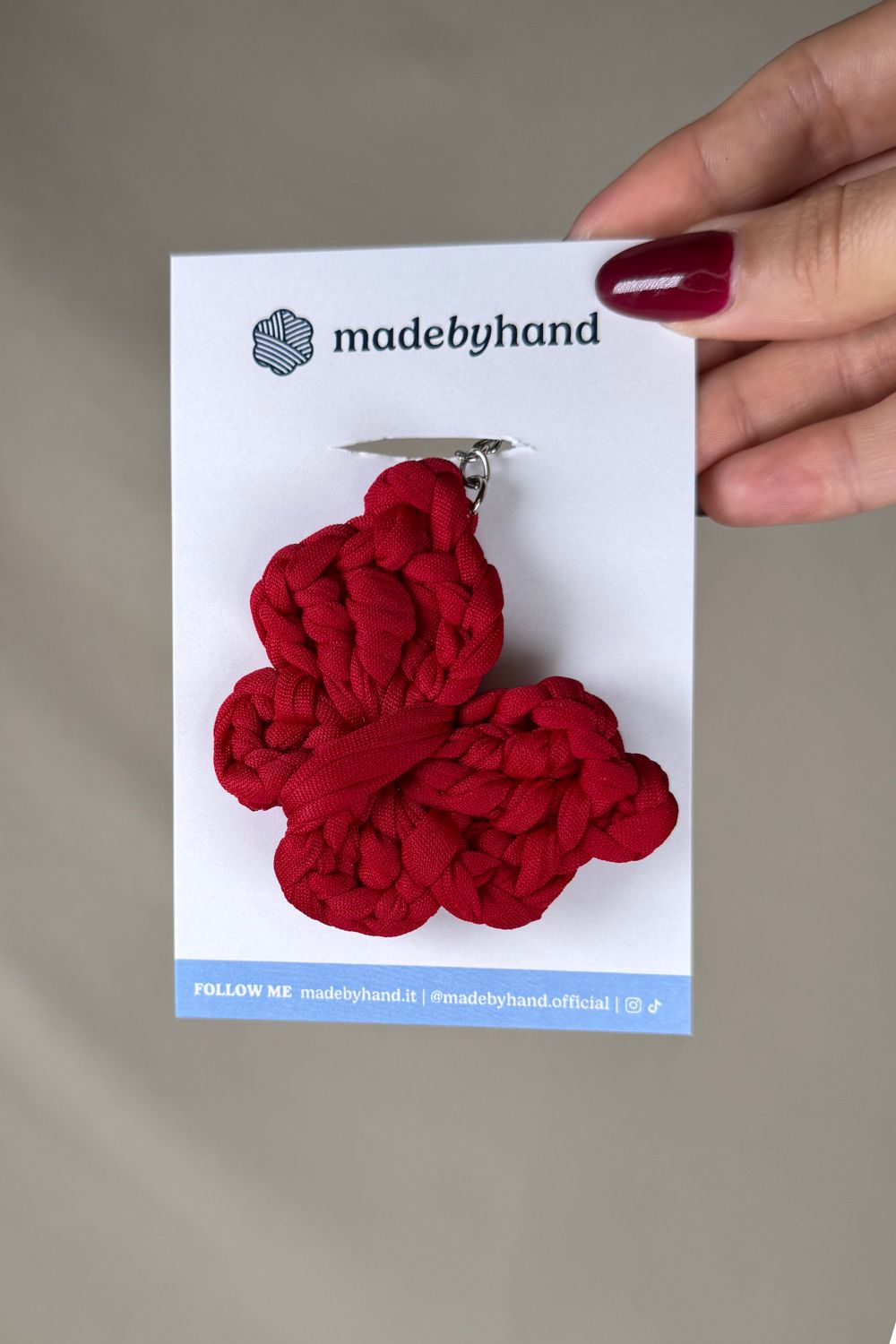 Portachiavi farfalla rossa Made By Hand, all’uncinetto, su cartoncino bianco con logo, perfetto come bomboniera o regalo romantico artigianale