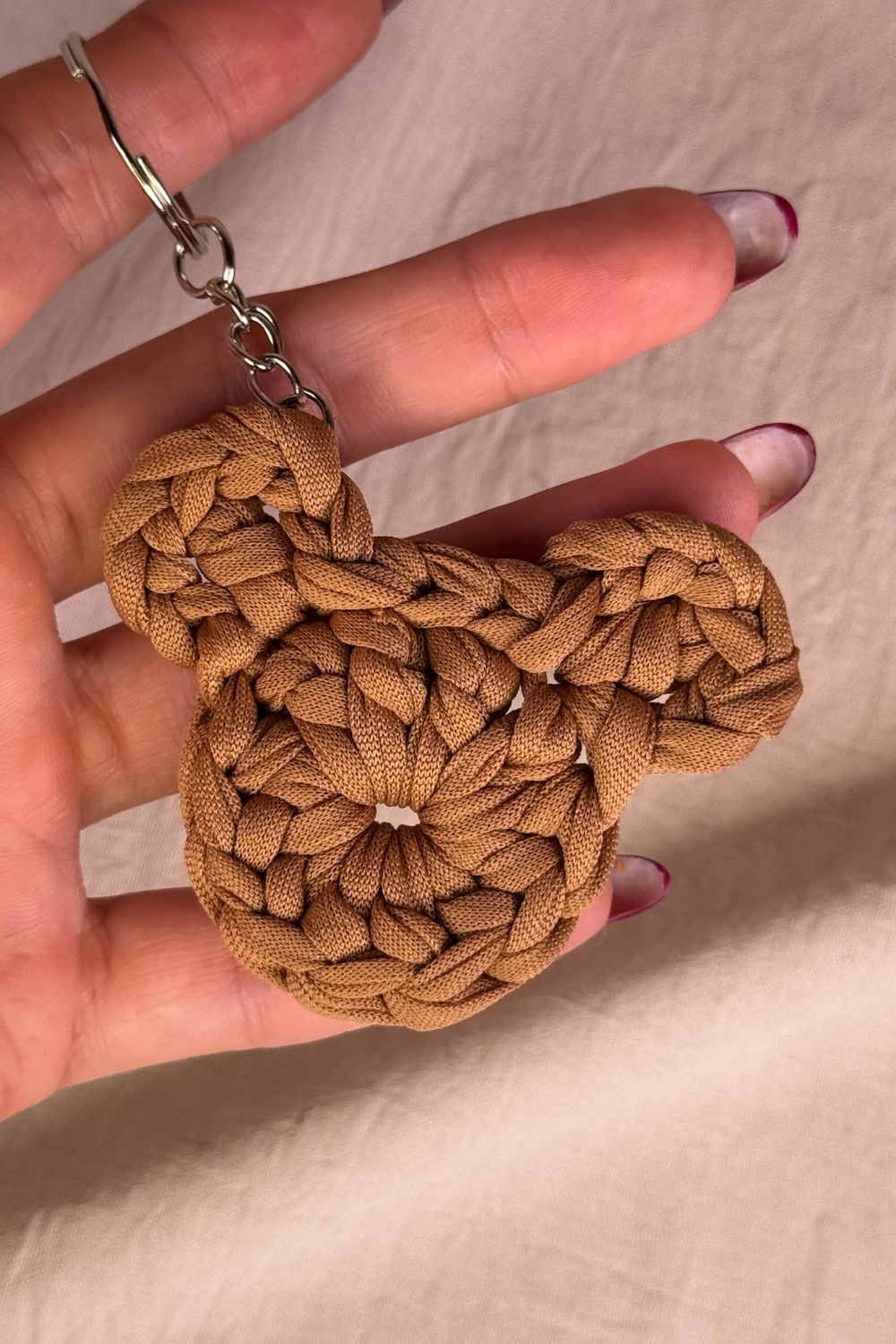 Dettaglio del portachiavi orsetto nocciola Made By Hand, con focus sulla texture naturale e la lavorazione all’uncinetto