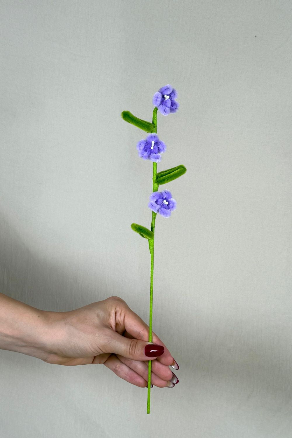 Rametto con 3 mini margherite lilla in scovolini, fatto a mano da Made By Hand in Italia, fiore artigianale decorativo 34 cm ideale per mazzi o regali floreali sostenibili. Made by hand crea fiori con scovolini colorati fatti a mano in italia.