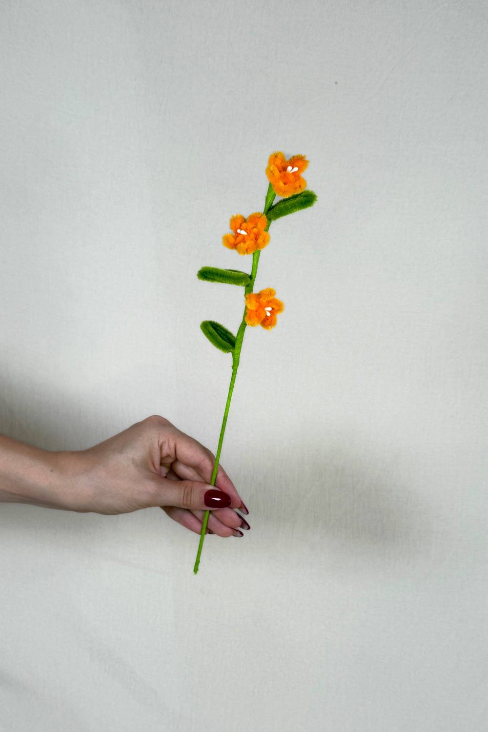 Rametto con 3 mini margherite arancioni in scovolini, fatto a mano da Made By Hand in Italia, fiore artigianale decorativo 34 cm ideale per mazzi o regali floreali sostenibili