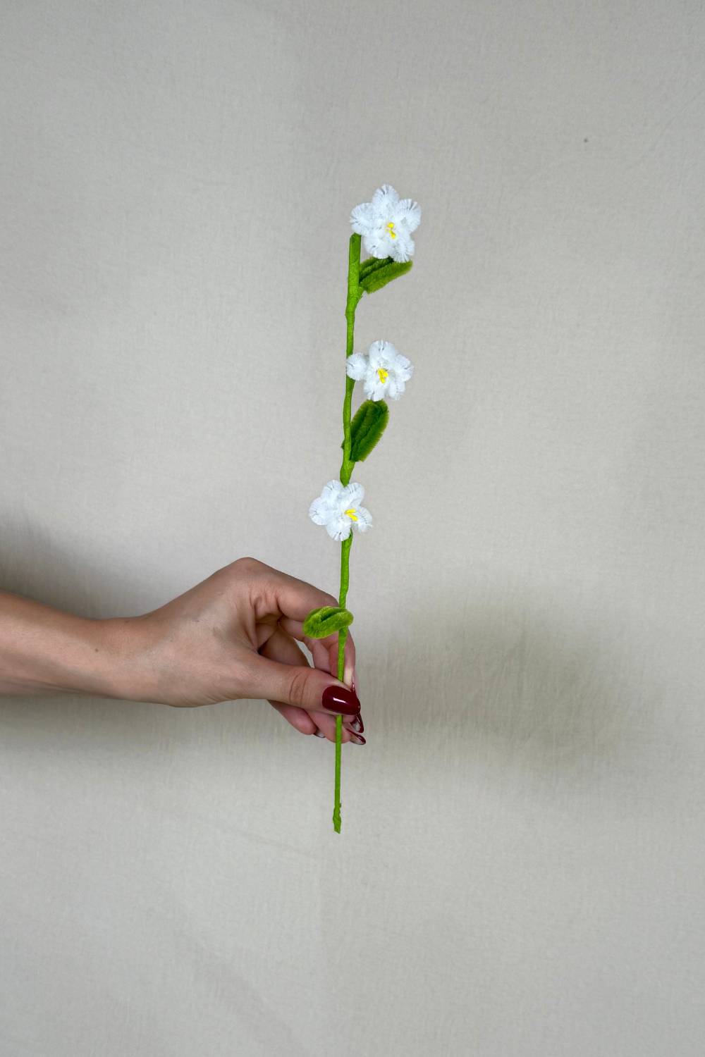 Rametto con 3 mini margherite bianche in scovolini, fatto a mano da Made By Hand in Italia, fiore artigianale decorativo 34 cm ideale per mazzi o regali floreali sostenibili