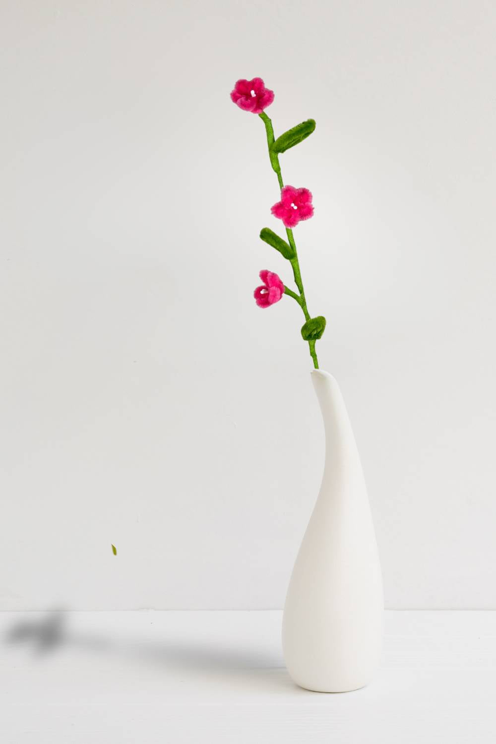 Rametto con 3 Mini Margherite in Scovolini 34cm – Fatto a Mano