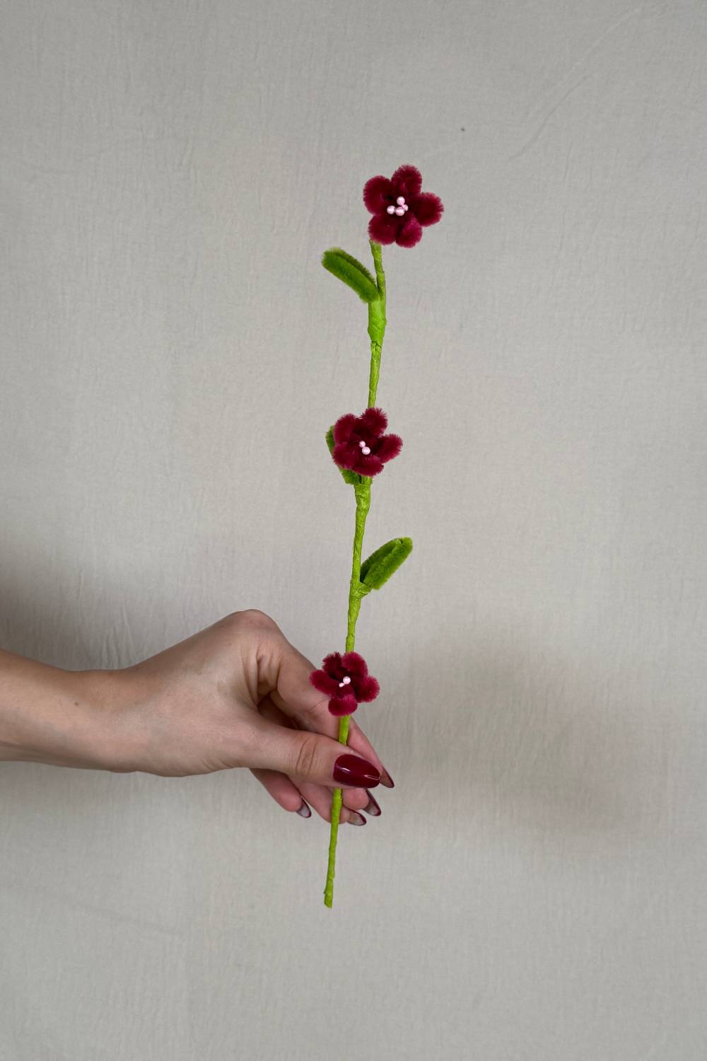 Rametto con 3 mini margherite bordeaux in scovolini, fatto a mano da Made By Hand in Italia, fiore artigianale decorativo 34 cm ideale per mazzi o regali floreali sostenibili. Made by hand crea fiori con scovolini colorati fatti a mano in italia.