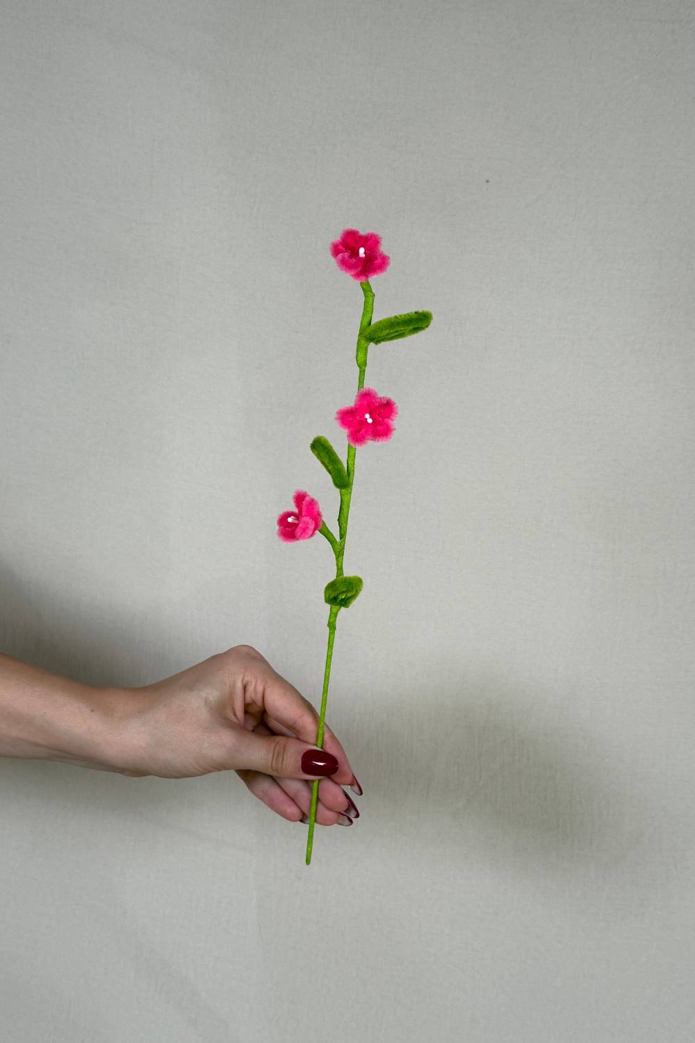 Rametto con 3 mini margherite fucsia in scovolini, fatto a mano da Made By Hand in Italia, fiore artigianale decorativo 34 cm ideale per mazzi o regali floreali sostenibili. Made by hand crea fiori con scovolini colorati fatti a mano in italia.