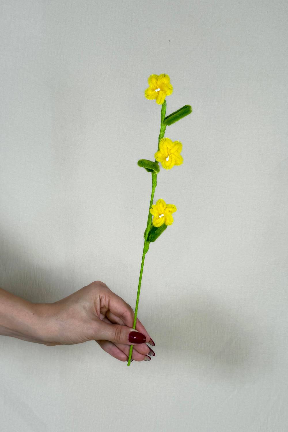 Rametto con 3 mini margherite gialle in scovolini, fatto a mano da Made By Hand in Italia, fiore artigianale decorativo 34 cm ideale per mazzi o regali floreali sostenibili. Made by hand crea fiori con scovolini colorati fatti a mano in italia.