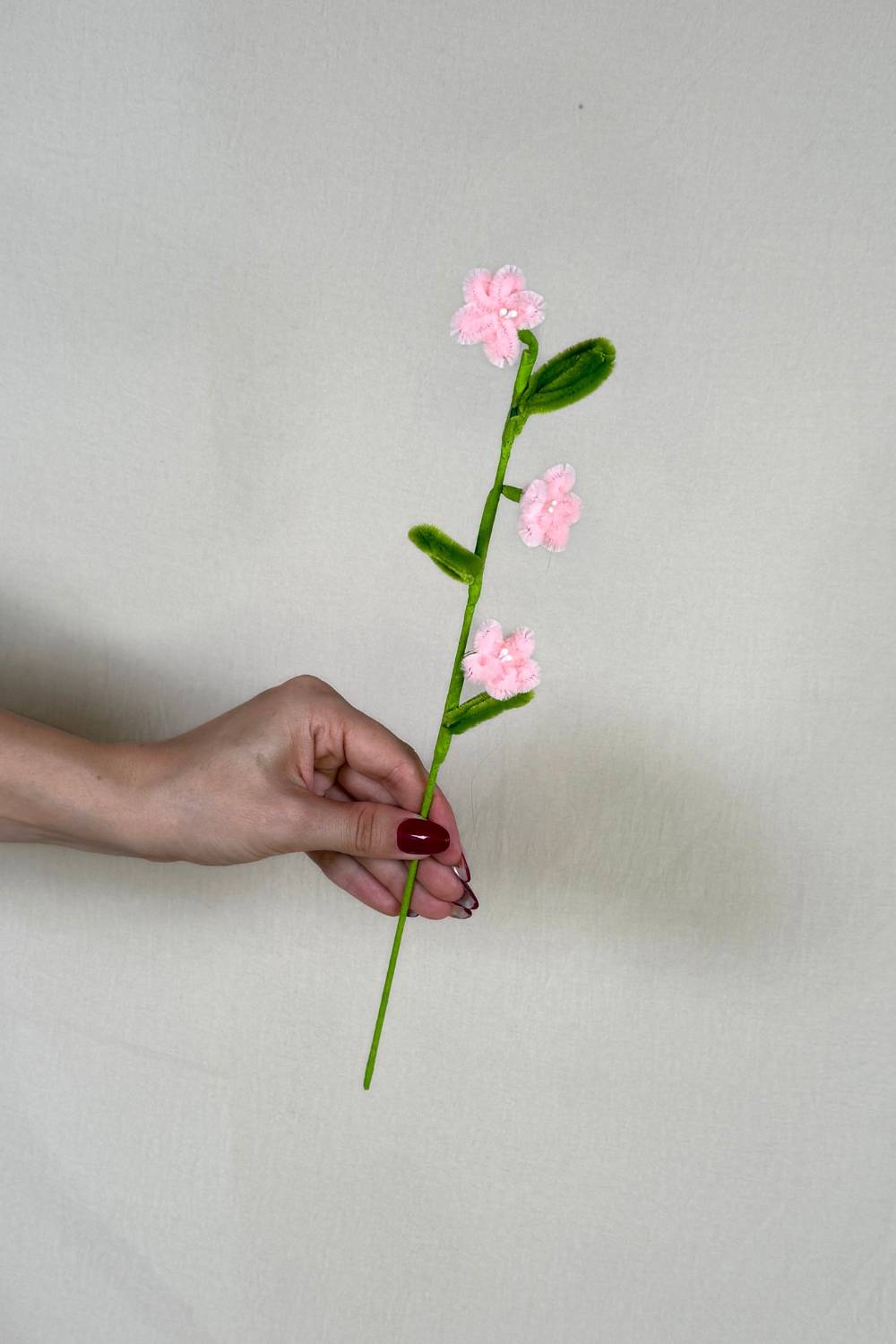 Rametto con 3 mini margherite rosa in scovolini, fatto a mano da Made By Hand in Italia, fiore artigianale decorativo 34 cm ideale per mazzi o regali floreali sostenibili.  Made by hand crea fiori con scovolini colorati fatti a mano in italia.