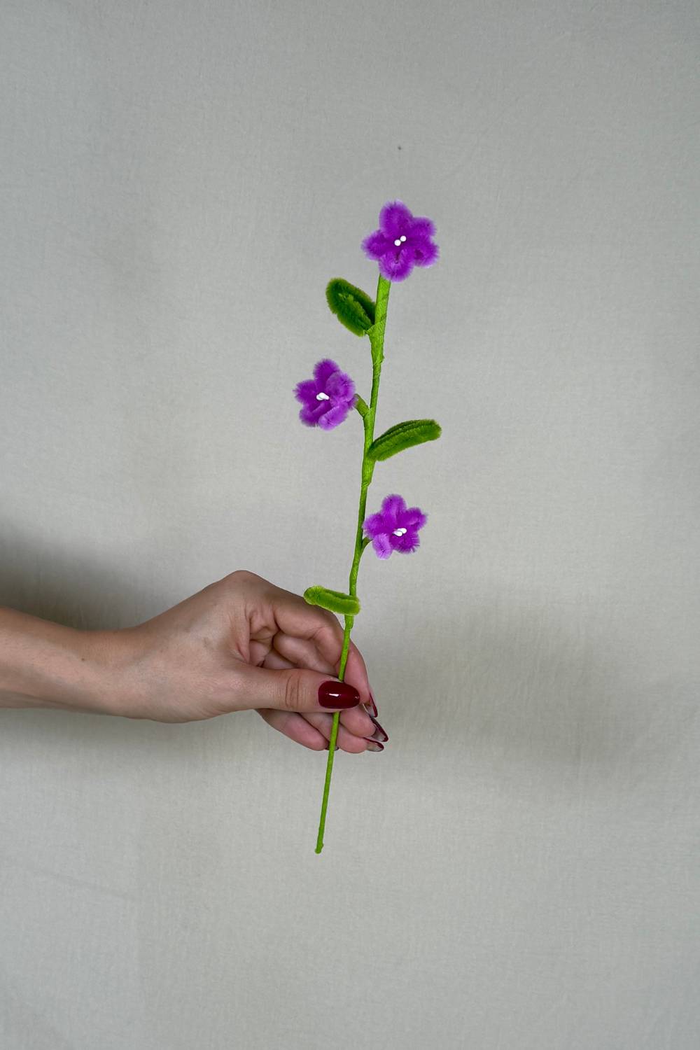 Rametto con 3 mini margherite magenta in scovolini, fatto a mano da Made By Hand in Italia, fiore artigianale decorativo 34 cm ideale per mazzi o regali floreali sostenibili
