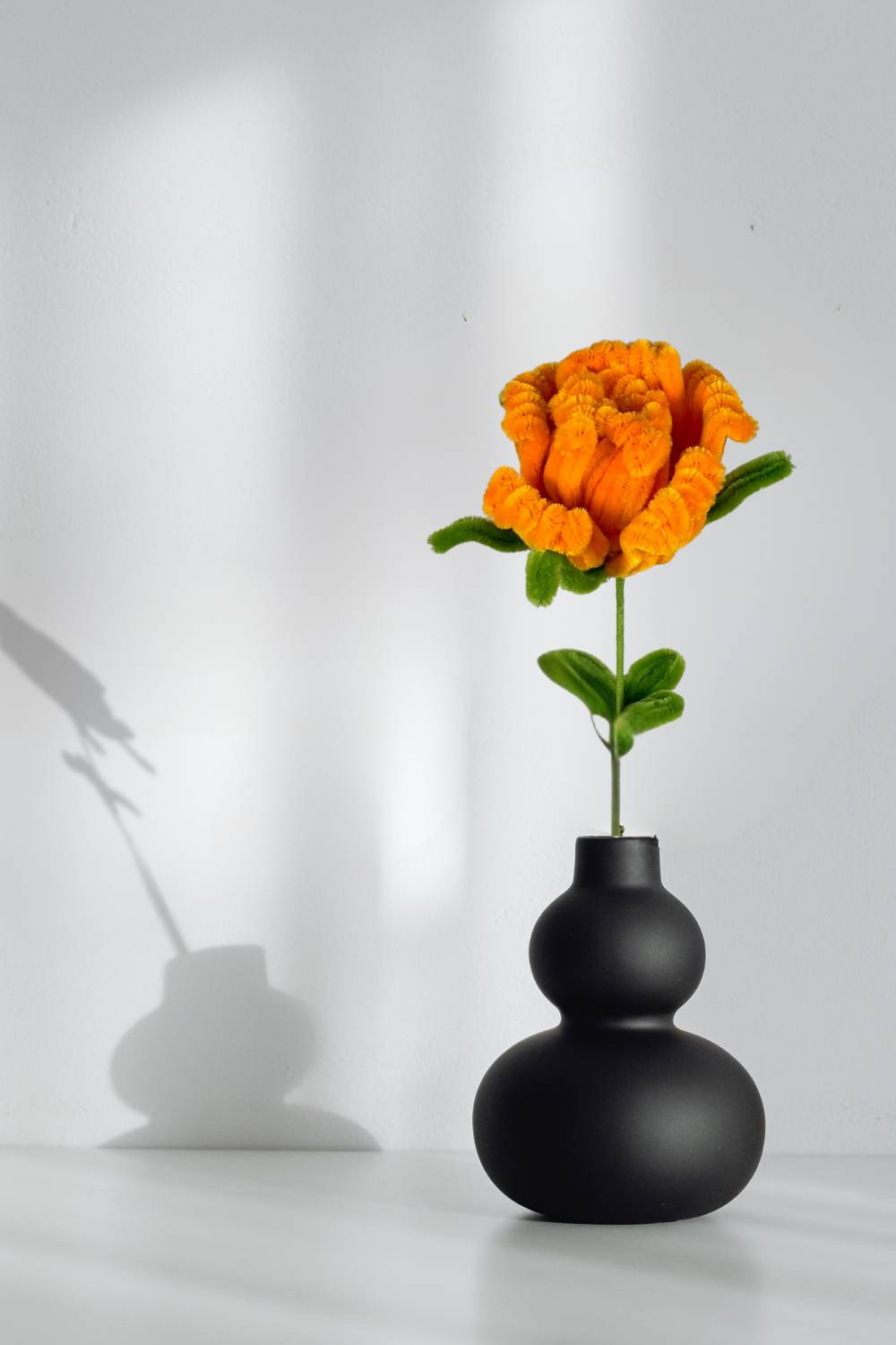 Rosa arancione in scovolini fatta a mano da Made By Hand, 34 cm, esposta in vaso decorativo – fiore artigianale realizzato in Italia, idea regalo floreale sostenibile.