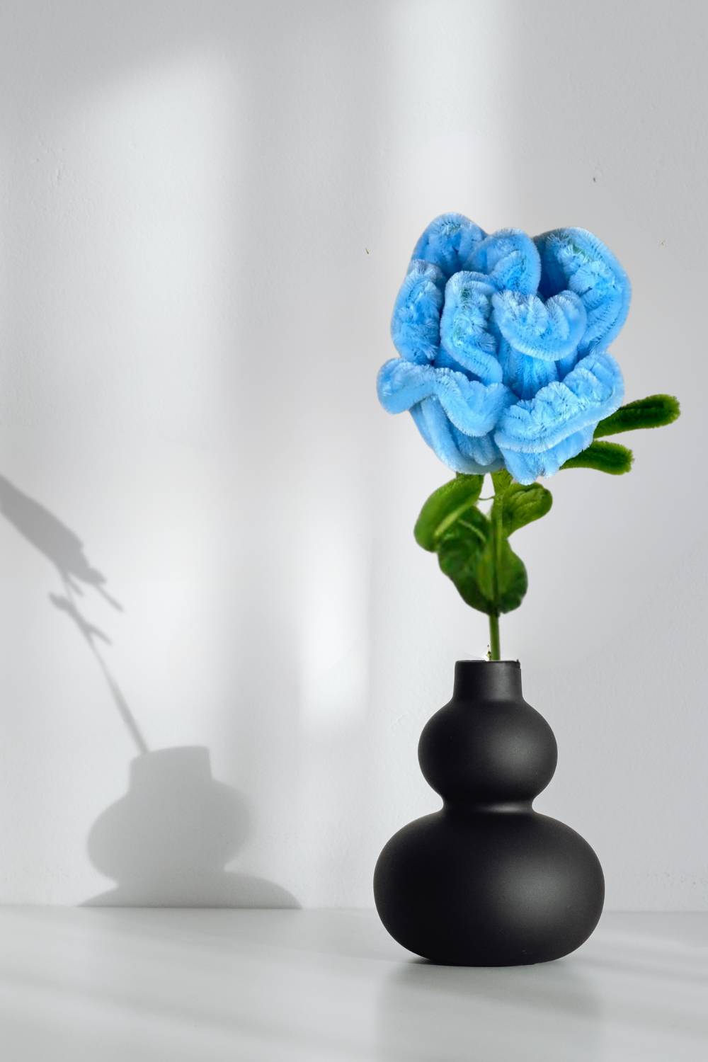 Rosa azzurra in scovolini fatta a mano da Made By Hand, 34 cm, esposta in vaso decorativo – fiore artigianale realizzato in Italia, idea regalo floreale sostenibile.